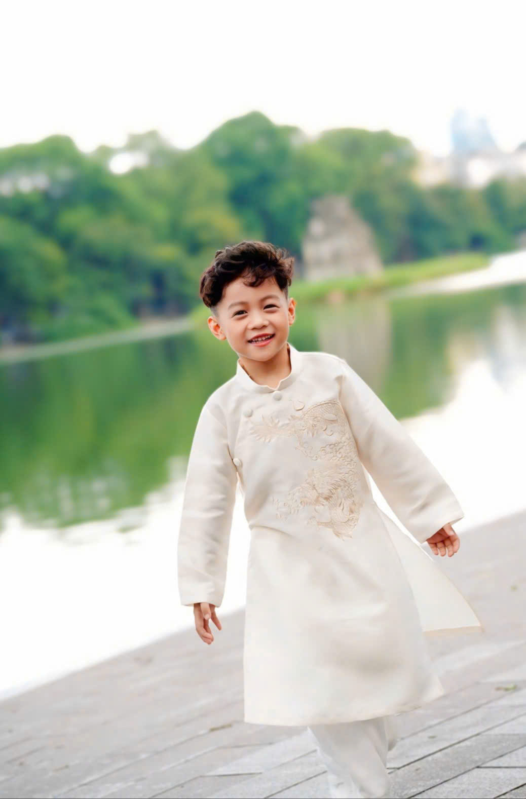 Áo Dài Bé Trai Tafta Kem Họa Tiết Thêu