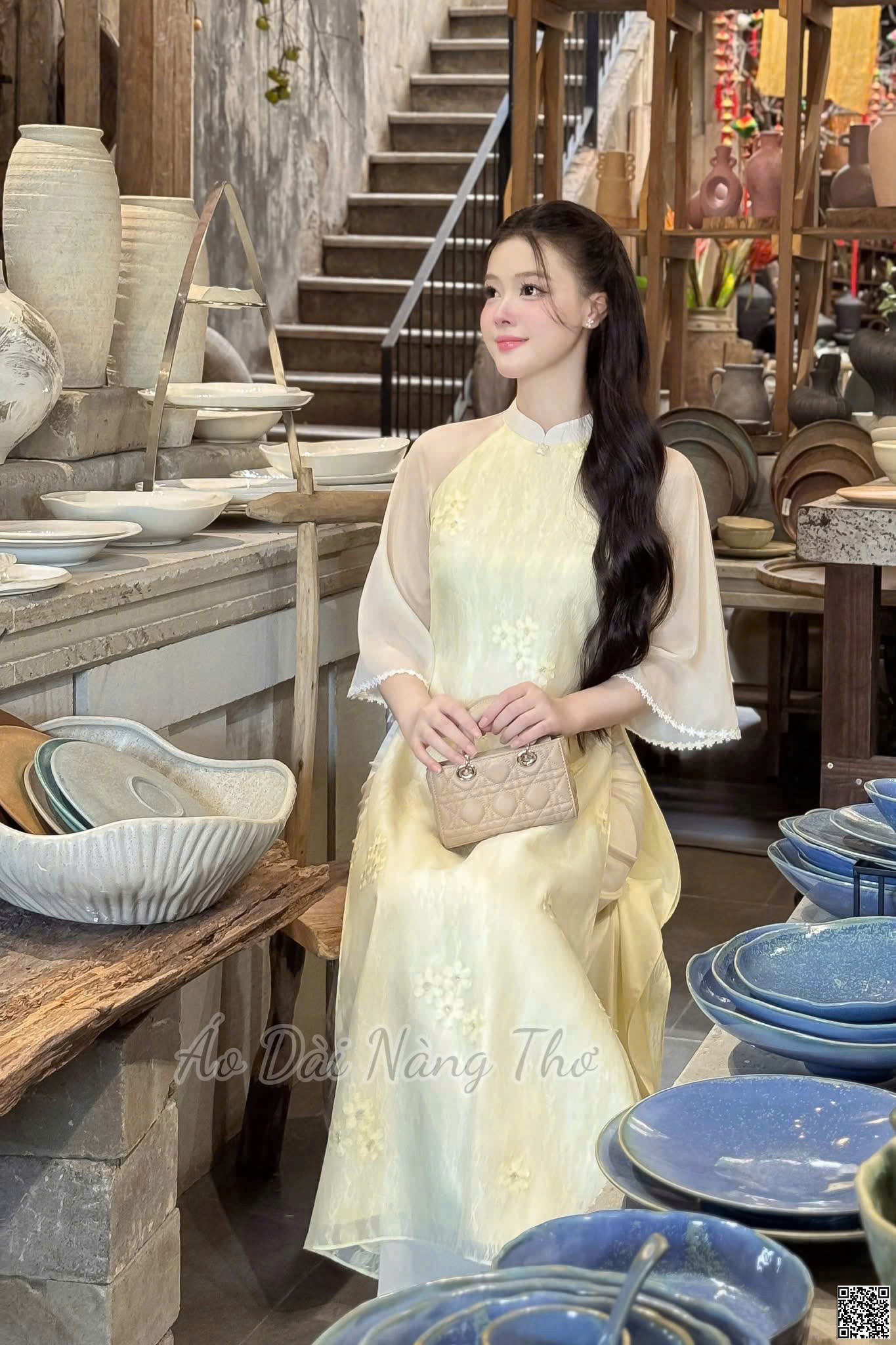 Áo Dài Cách Tân Voan Vàng Thêu Xinh Xắn