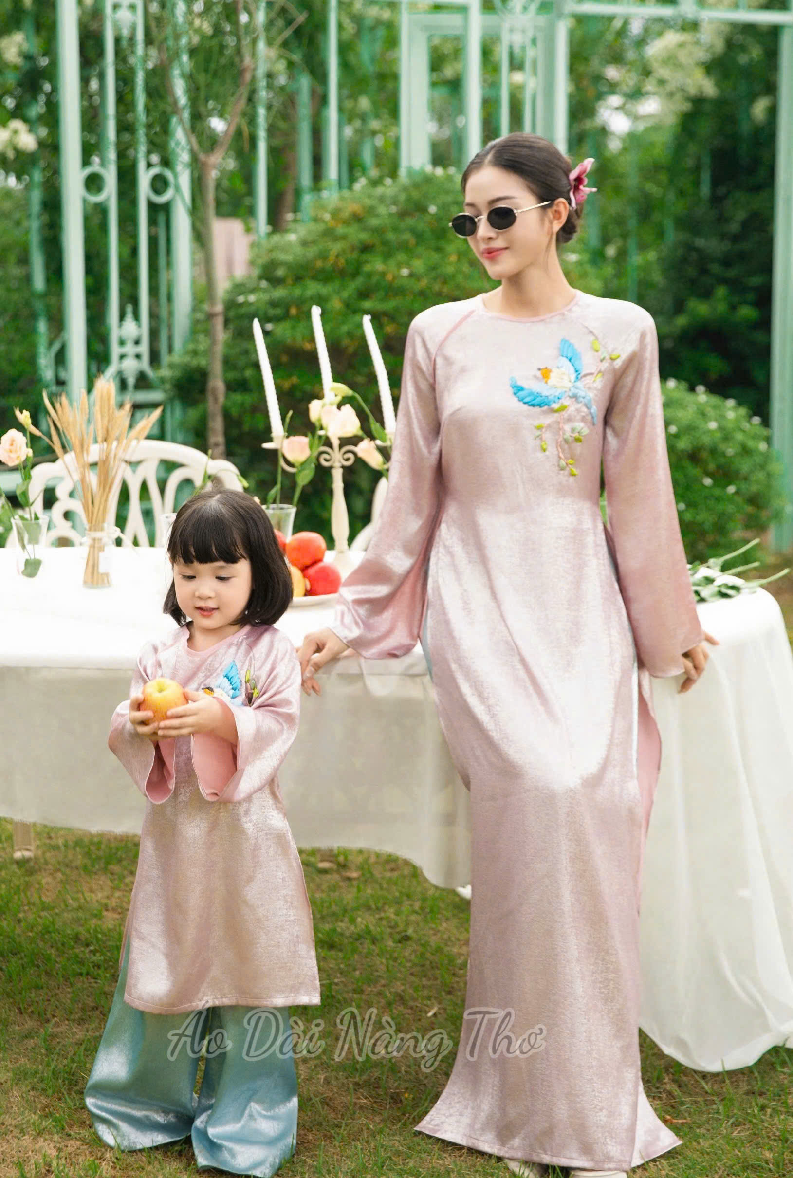 Áo Dài Cách Tân Gia Đình Gấm Hồng Thêu Ruy Băng