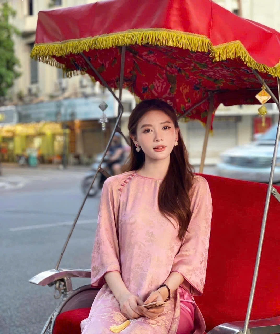 Áo Dài Cách Tân Gấm Hoa Nền Nã