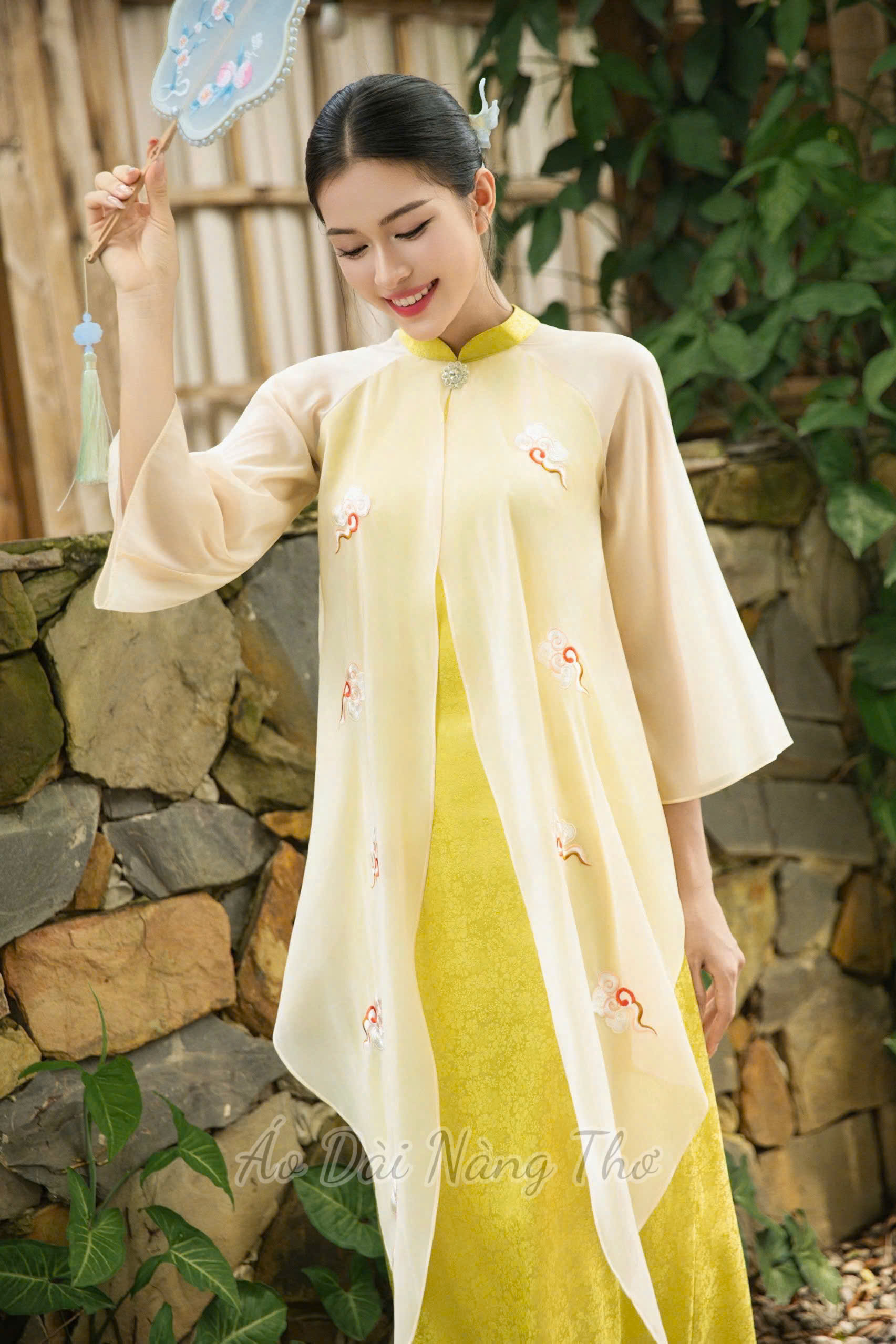 Áo Dài Cách Tân Lụa Vàng Xẻ Tà Tân Thời Xinh Xắn