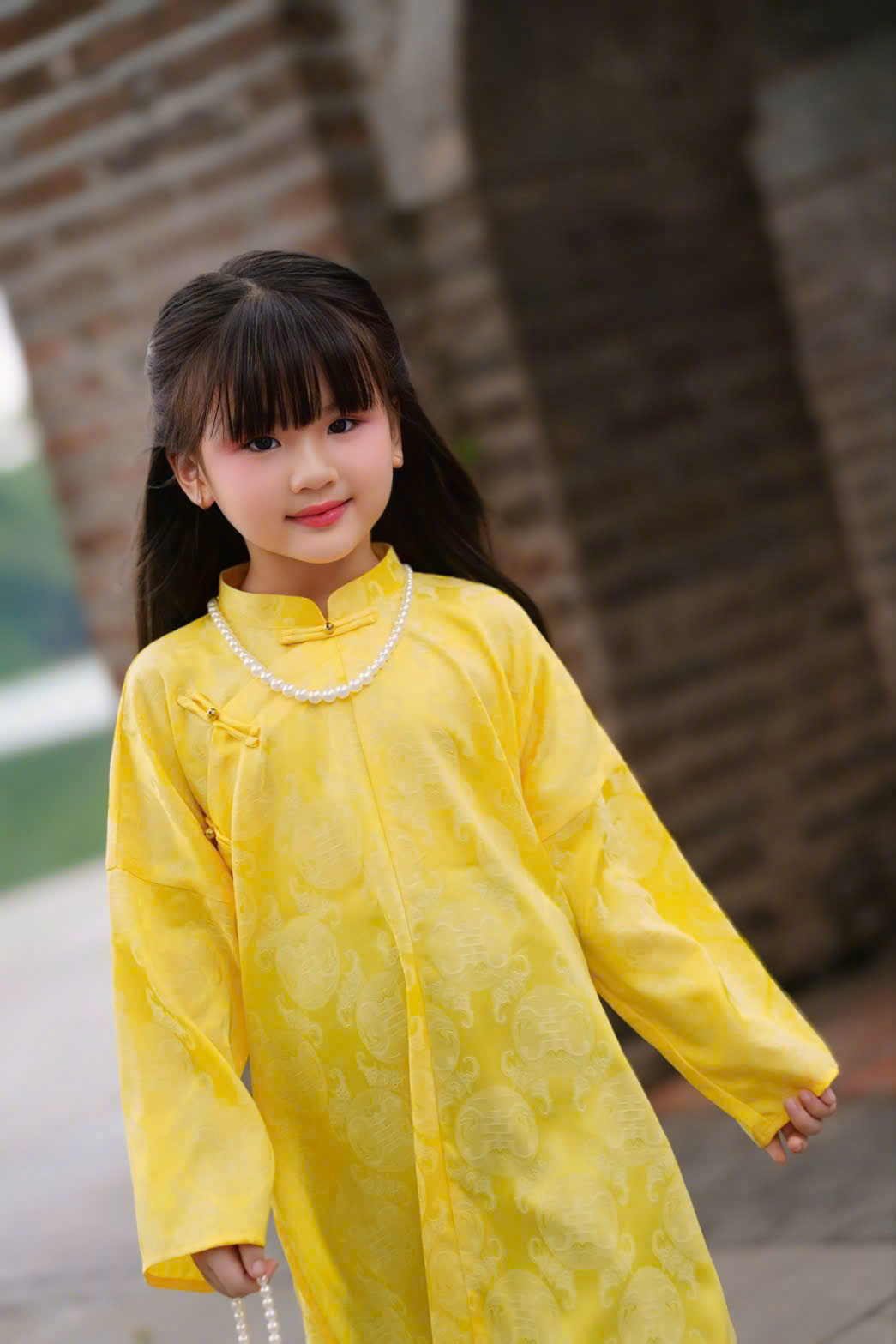 Áo Dài Bé Gái Lụa Gấm Vàng Đáng Yêu