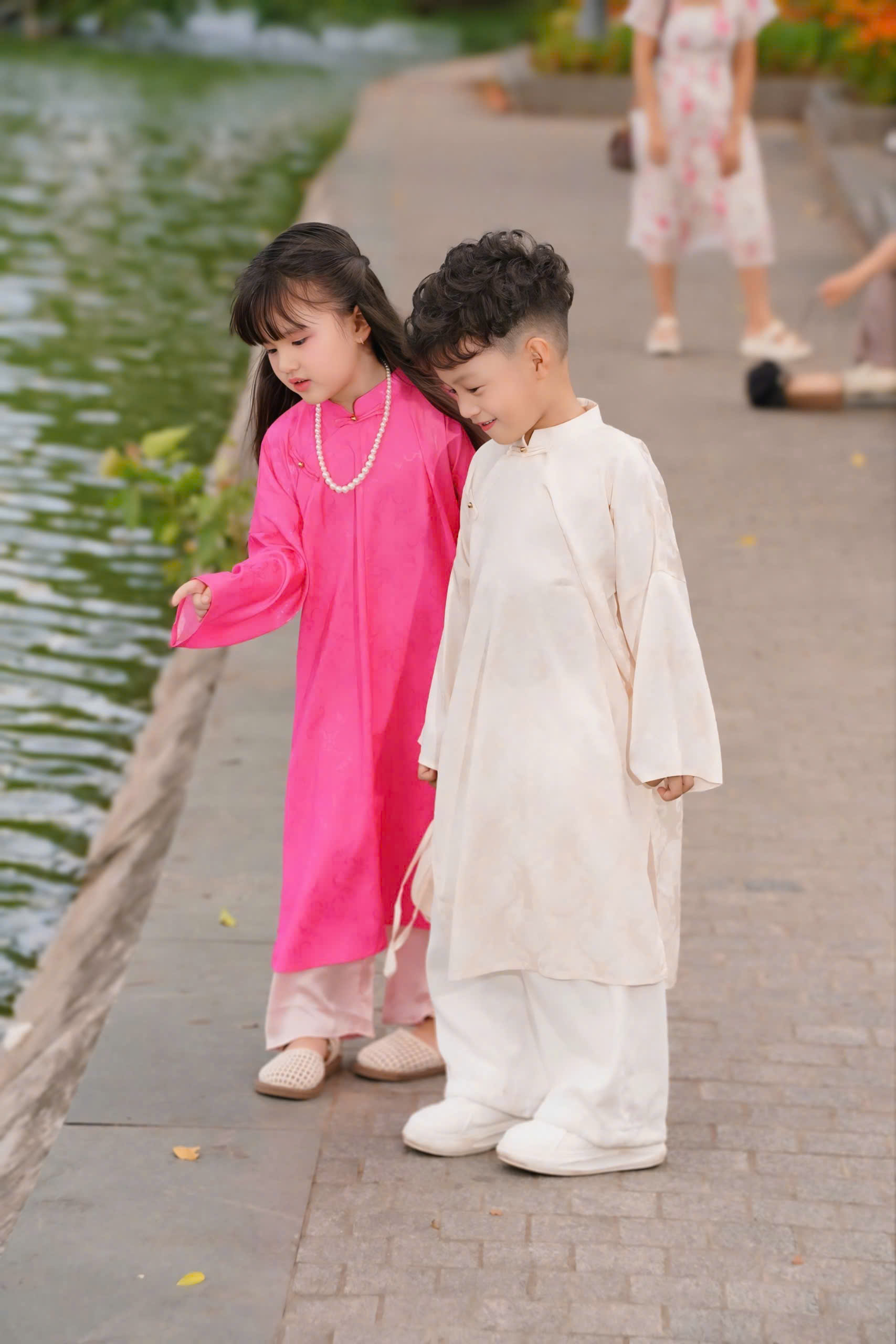 Áo Dài Bé Trai/Bé Gái Gấm Đồng Tiền Xinh Xắn