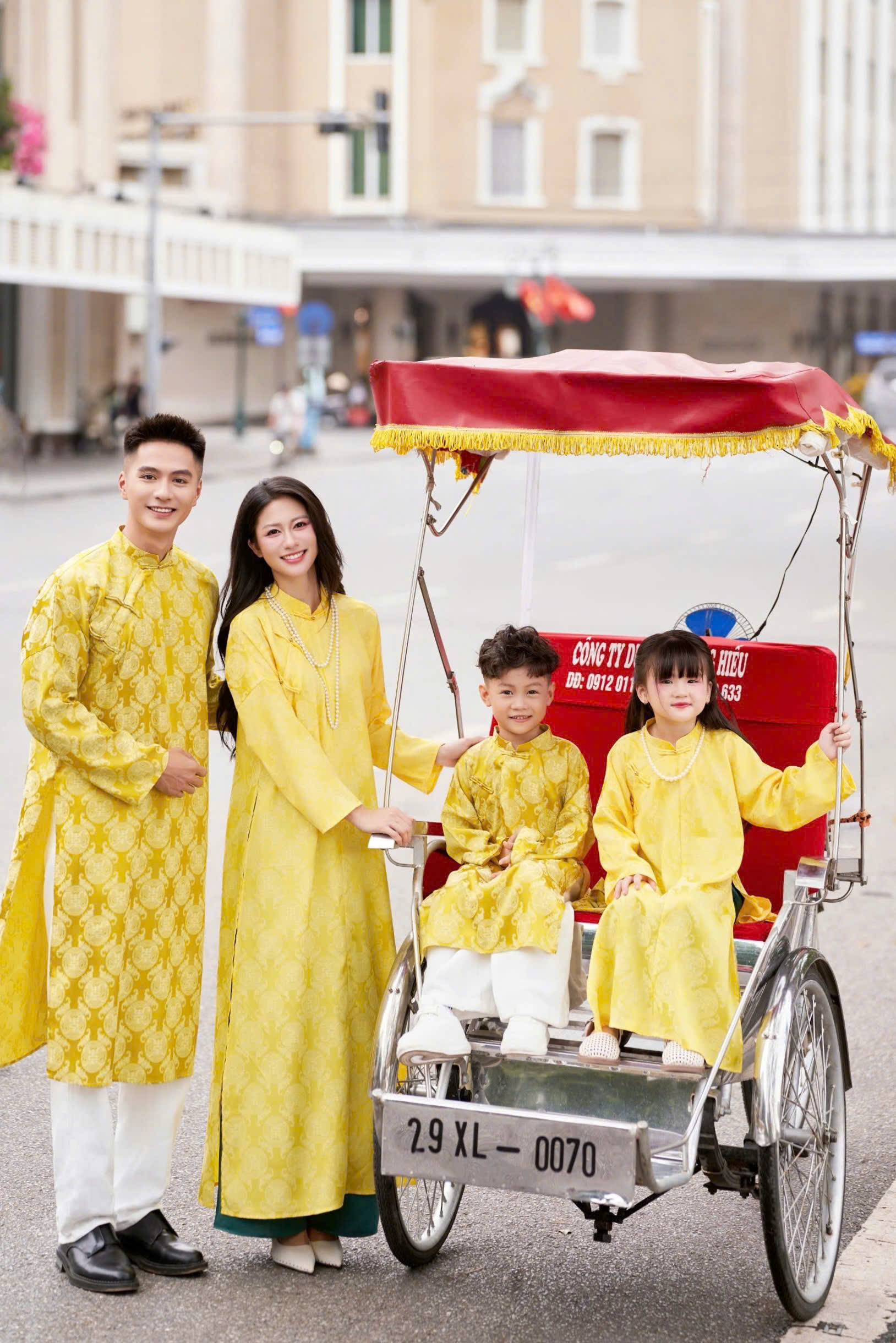 Áo Dài Cách Tân Gia Đình Gấm Vàng Họa Tiết Đồng Tiền