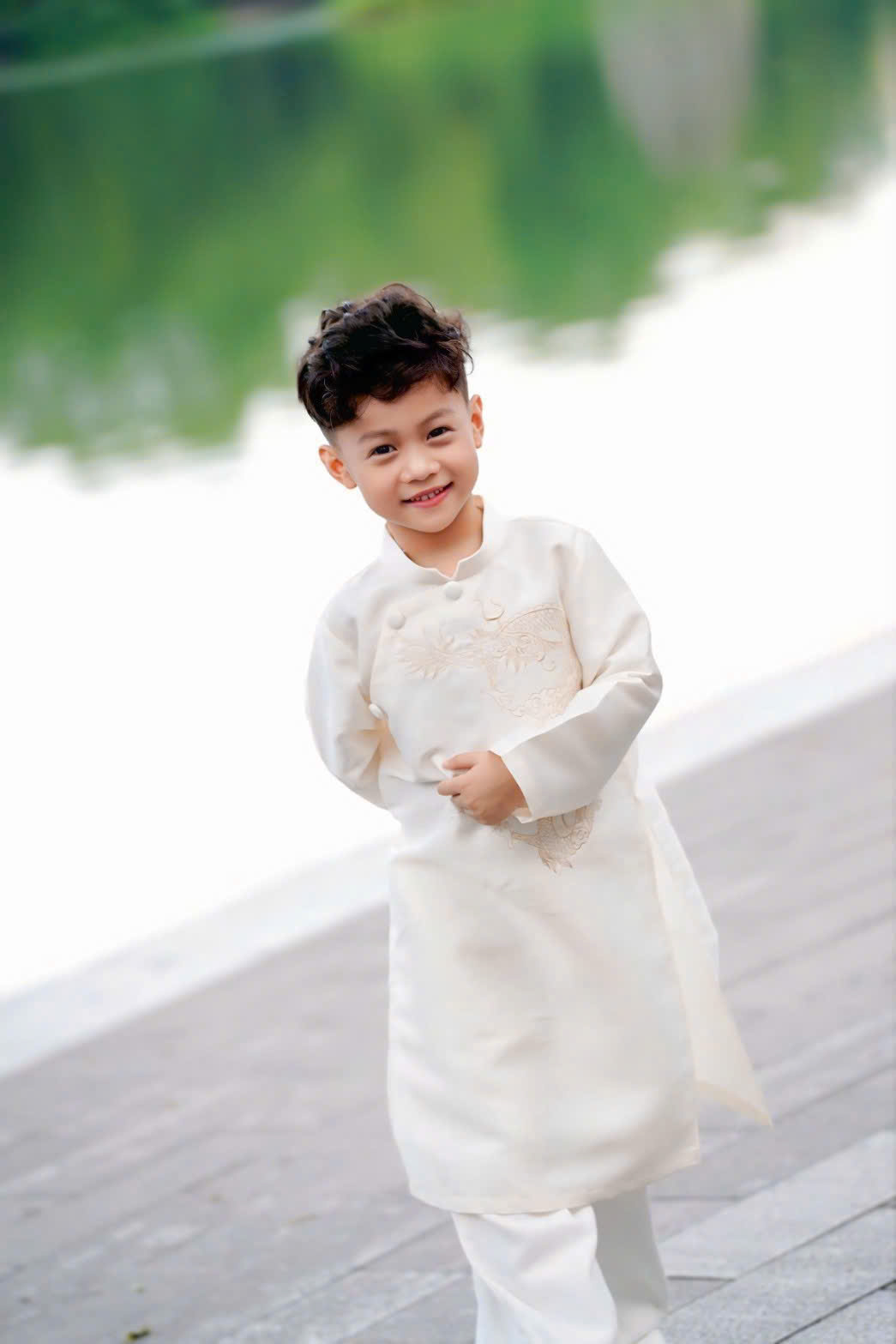Áo Dài Bé Trai Tafta Kem Họa Tiết Thêu