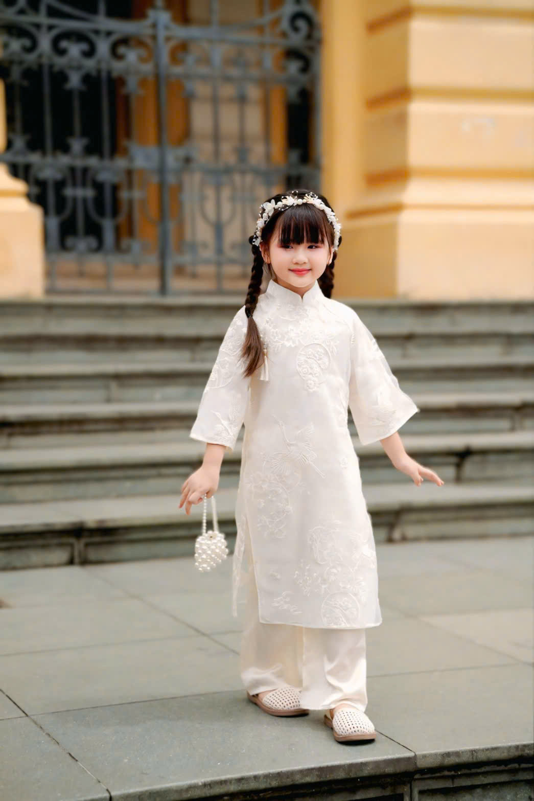 Áo Dài Bé Gái Voan Kem Thêu Kèm Dây Tua Rua