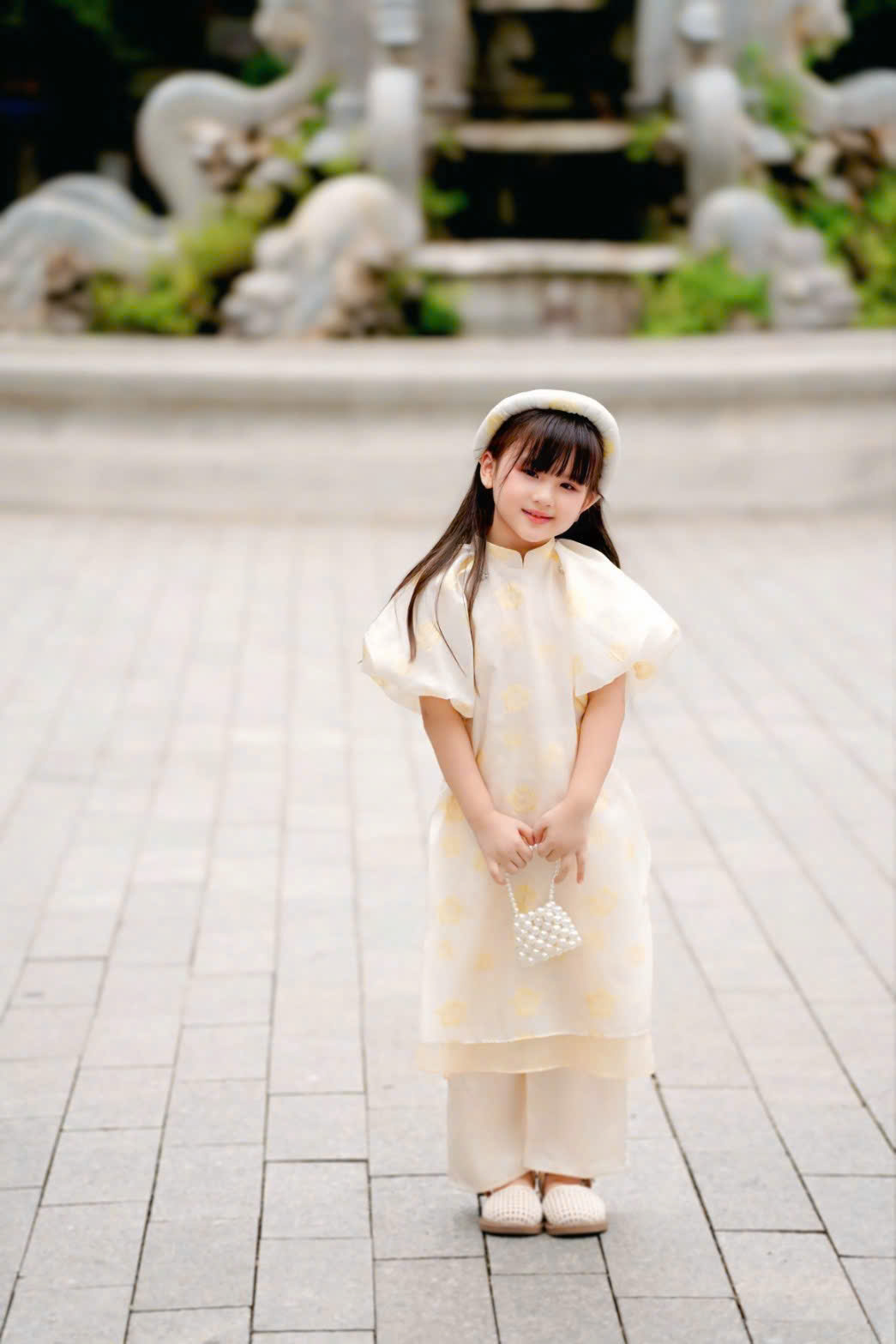 Áo Dài Bé Gái Gấm Xốp Kem Tay Phồng