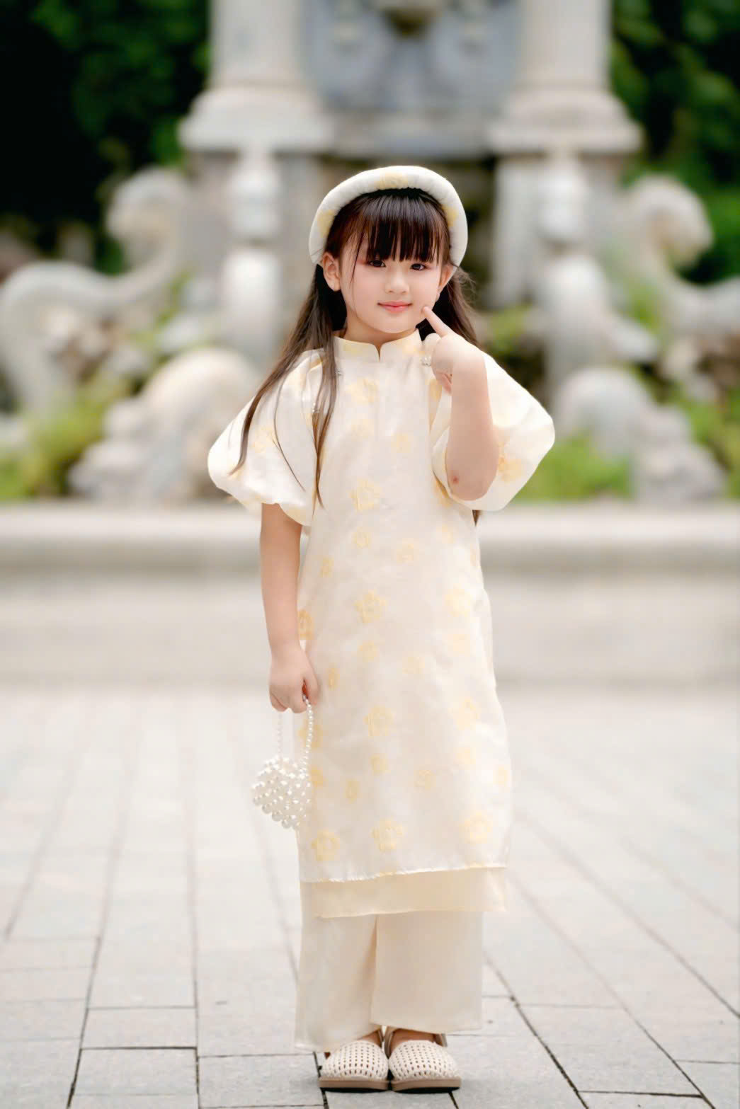 Áo Dài Bé Gái Gấm Xốp Kem Tay Phồng