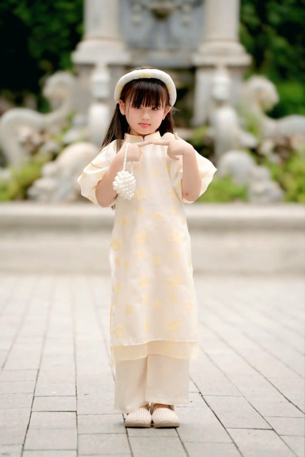 Áo Dài Bé Gái Gấm Xốp Kem Tay Phồng
