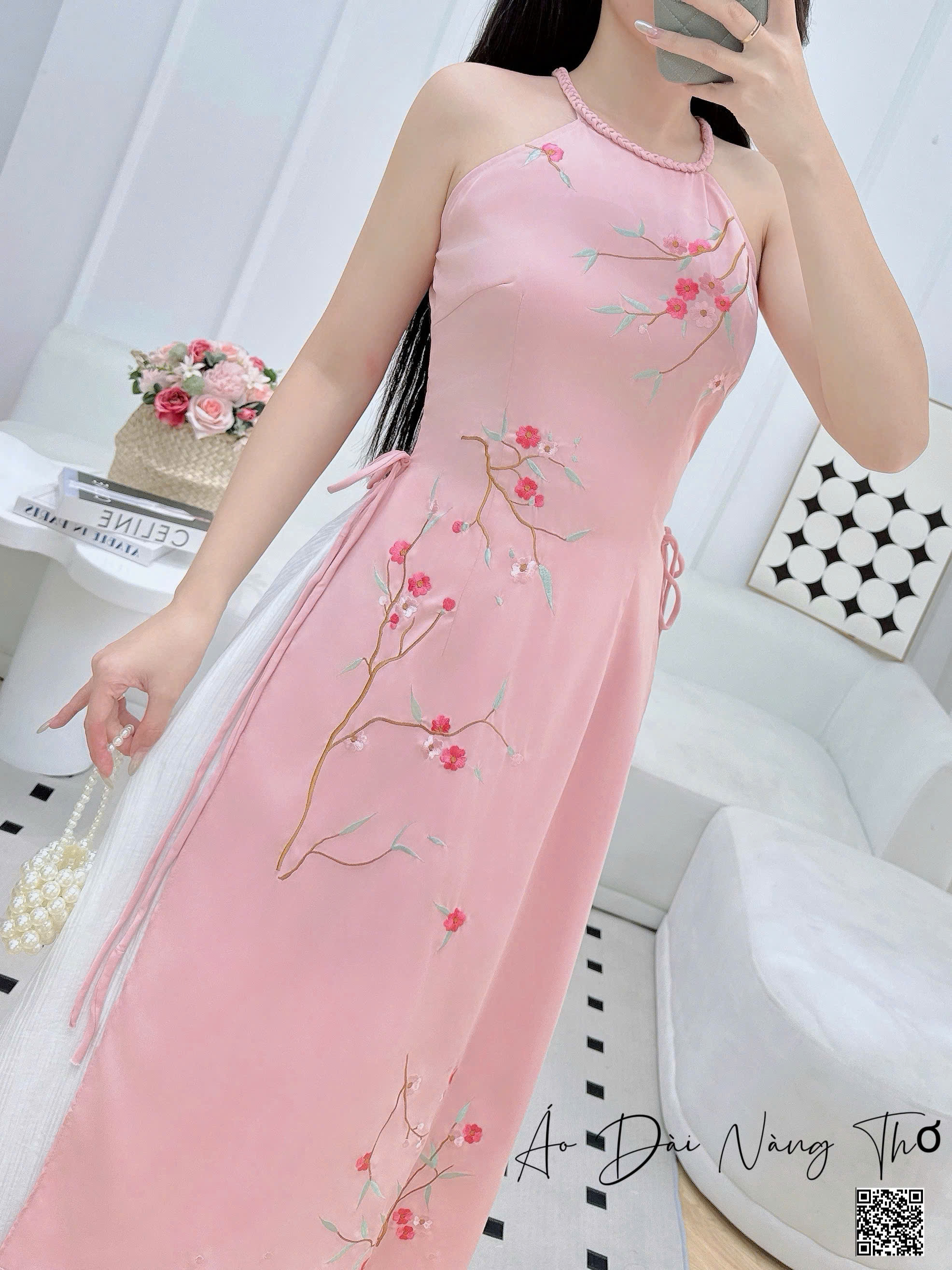 Áo Dài Cách Tân Lụa Hồng Cổ Yếm Họa Tiết Thêu Xinh Xắn