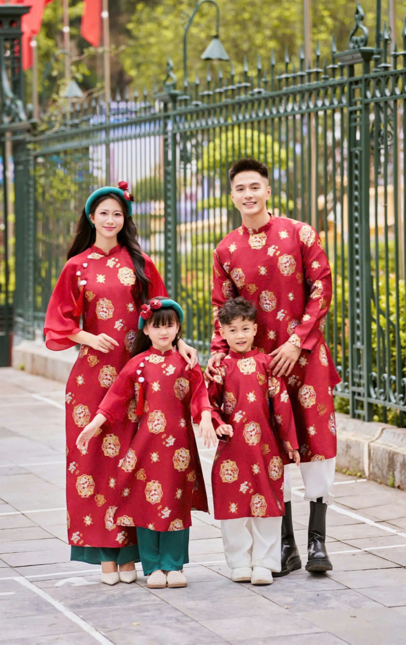 Áo Dài Cách Tân Gia Đình Đỏ Họa Tiết Đồng Tiền