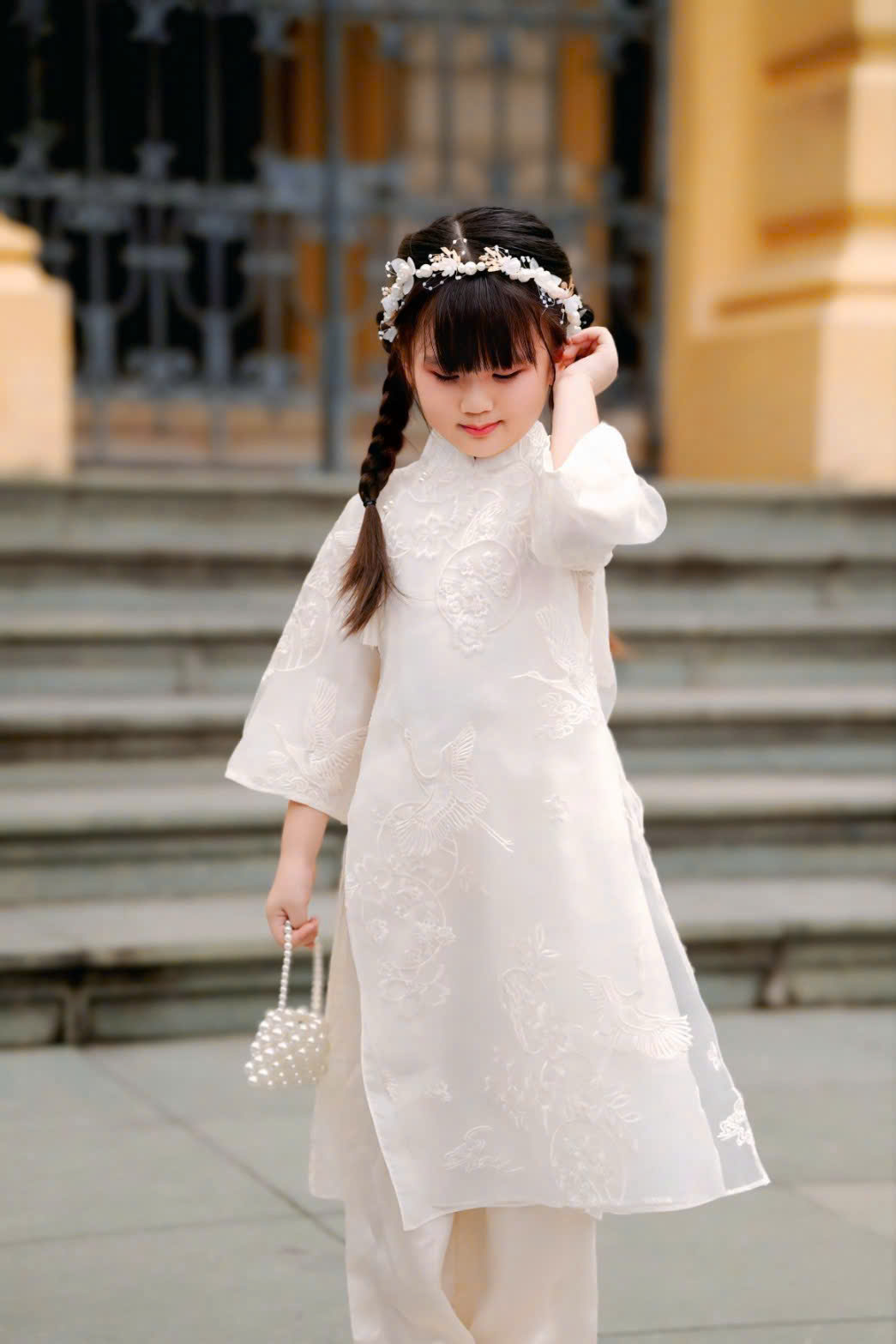 Áo Dài Bé Gái Voan Kem Thêu Kèm Dây Tua Rua