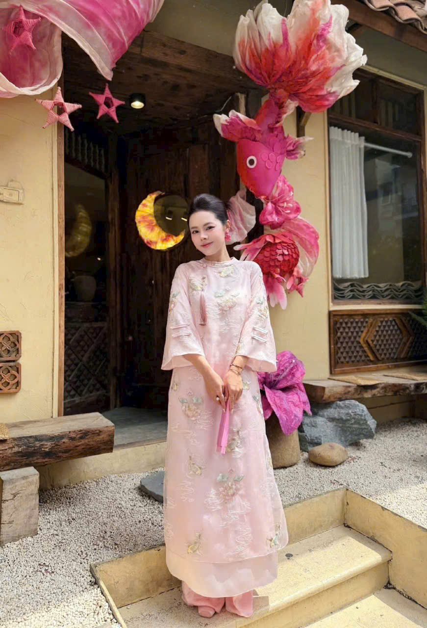 Áo Dài Mẹ Và Bé Voan Hồng Họa Tiết Thêu Nổi Tay Lỡ Loe