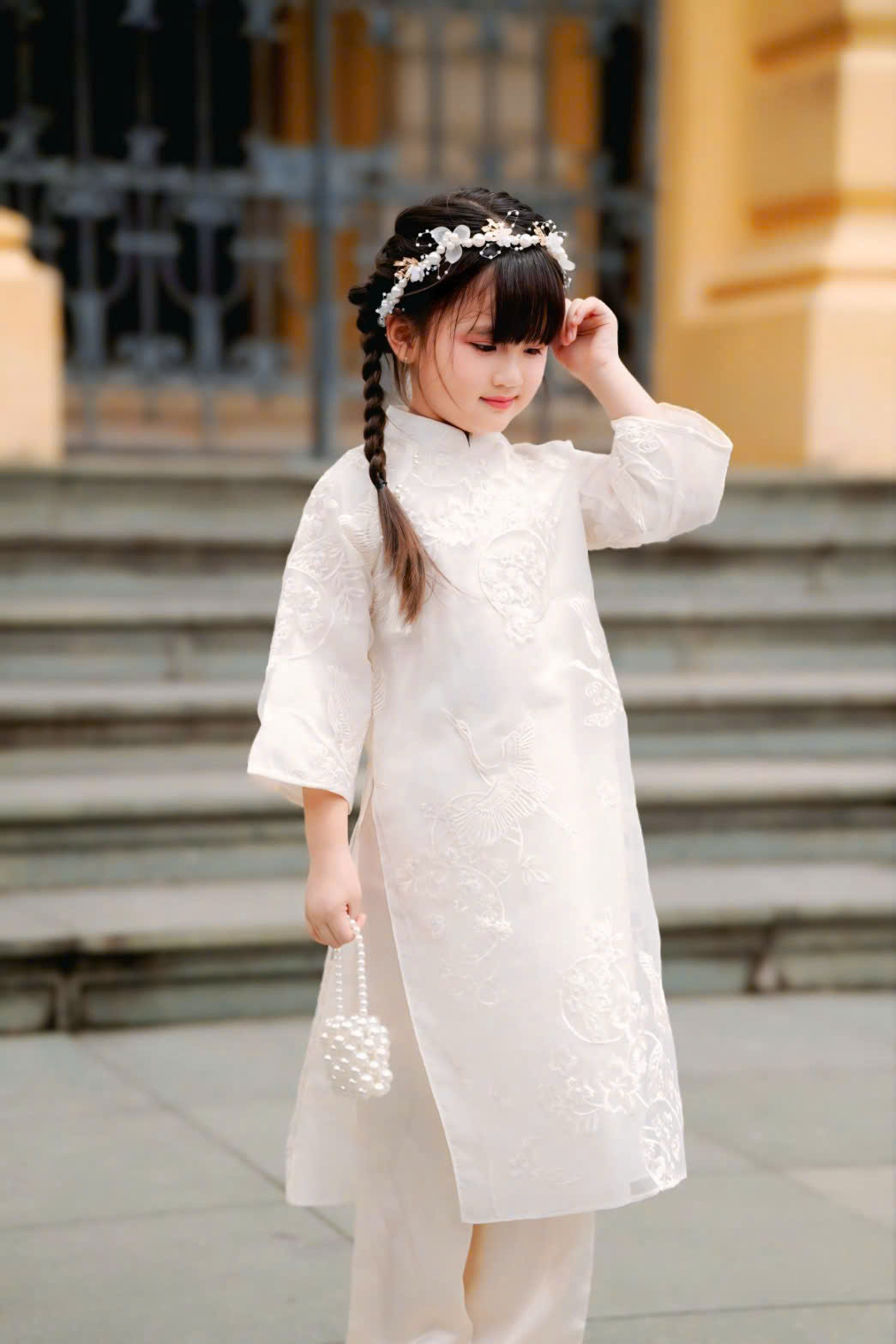 Áo Dài Bé Gái Voan Kem Thêu Kèm Dây Tua Rua