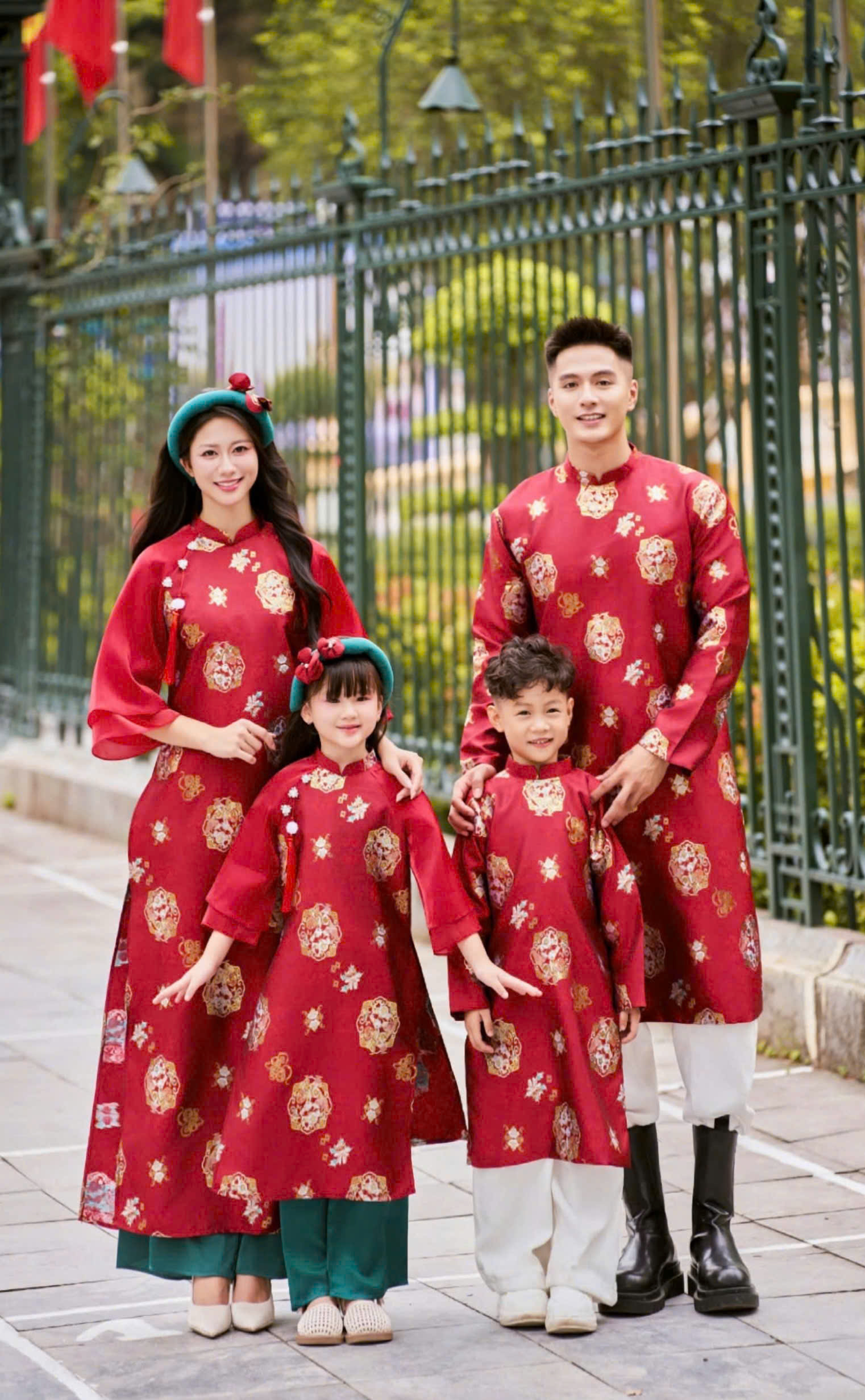 Áo Dài Cách Tân Gia Đình Đỏ Họa Tiết Đồng Tiền