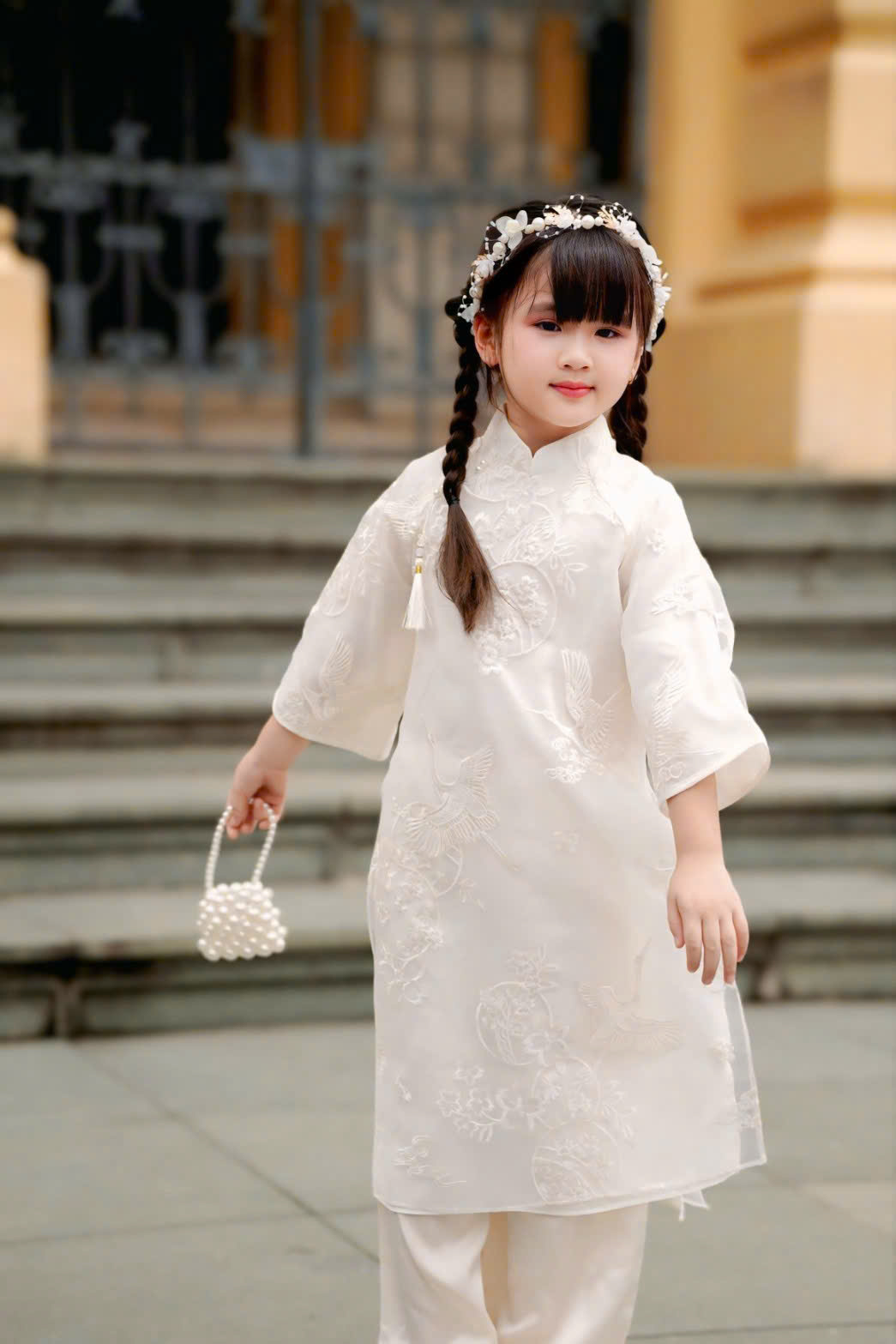 Áo Dài Bé Gái Voan Kem Thêu Kèm Dây Tua Rua