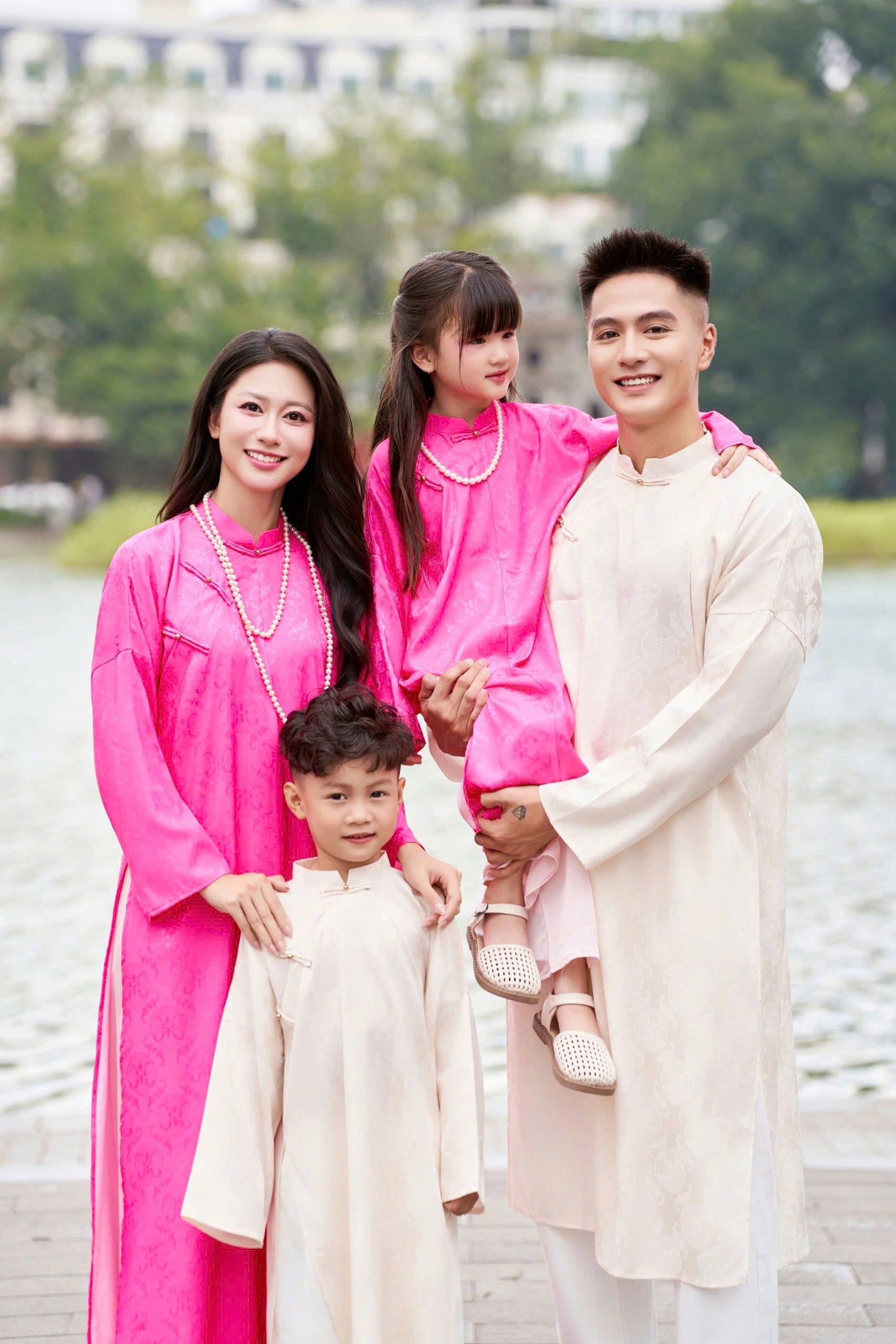 Áo Dài Cách Tân Gia Đình Gấm Hồng Phối Kem Họa Tiết Đồng Tiền
