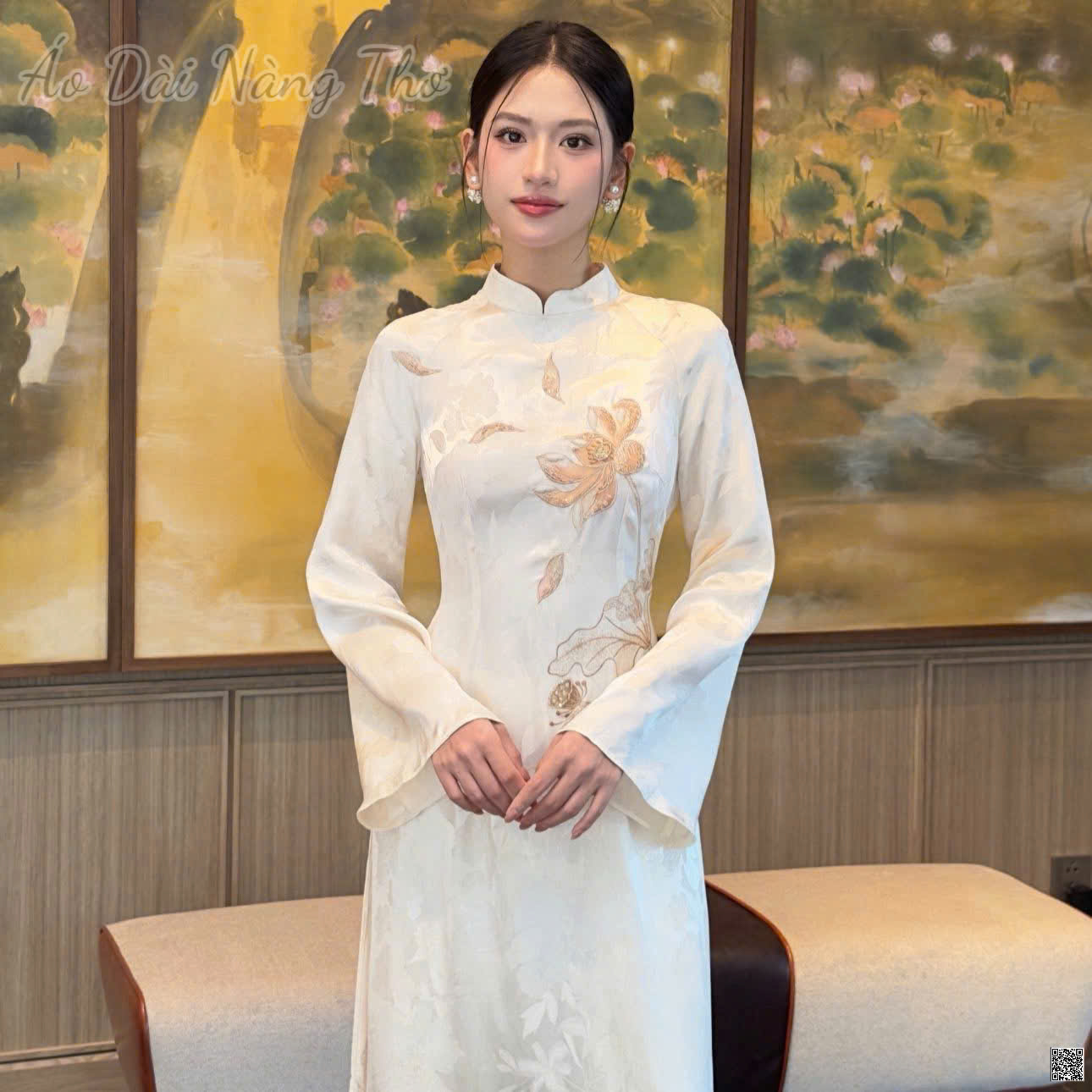 Áo Dài Truyền Thống Gấm Thêu Họa Tiết Hoa Sen Nền Nã