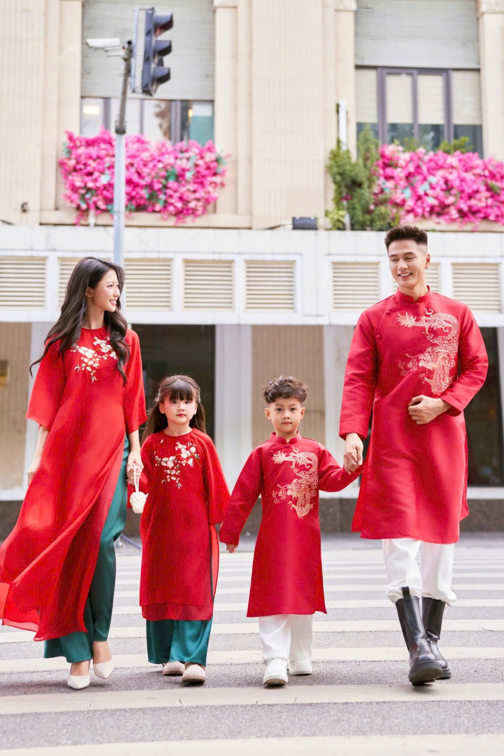 Áo Dài Cách Tân Gia Đình Voan/Tafta Đỏ Họa Tiết Thêu