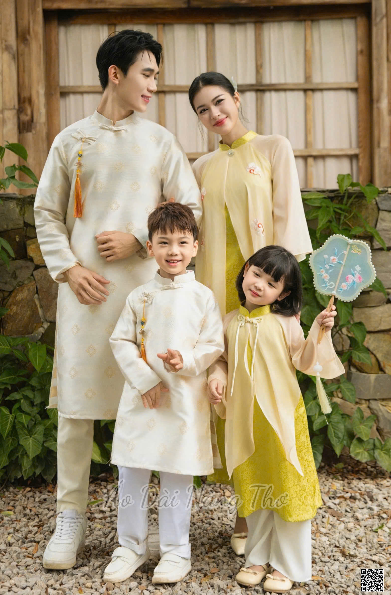 Áo Dài Cách Tân Gia Đình Lụa Xẻ Tà Tân Thời