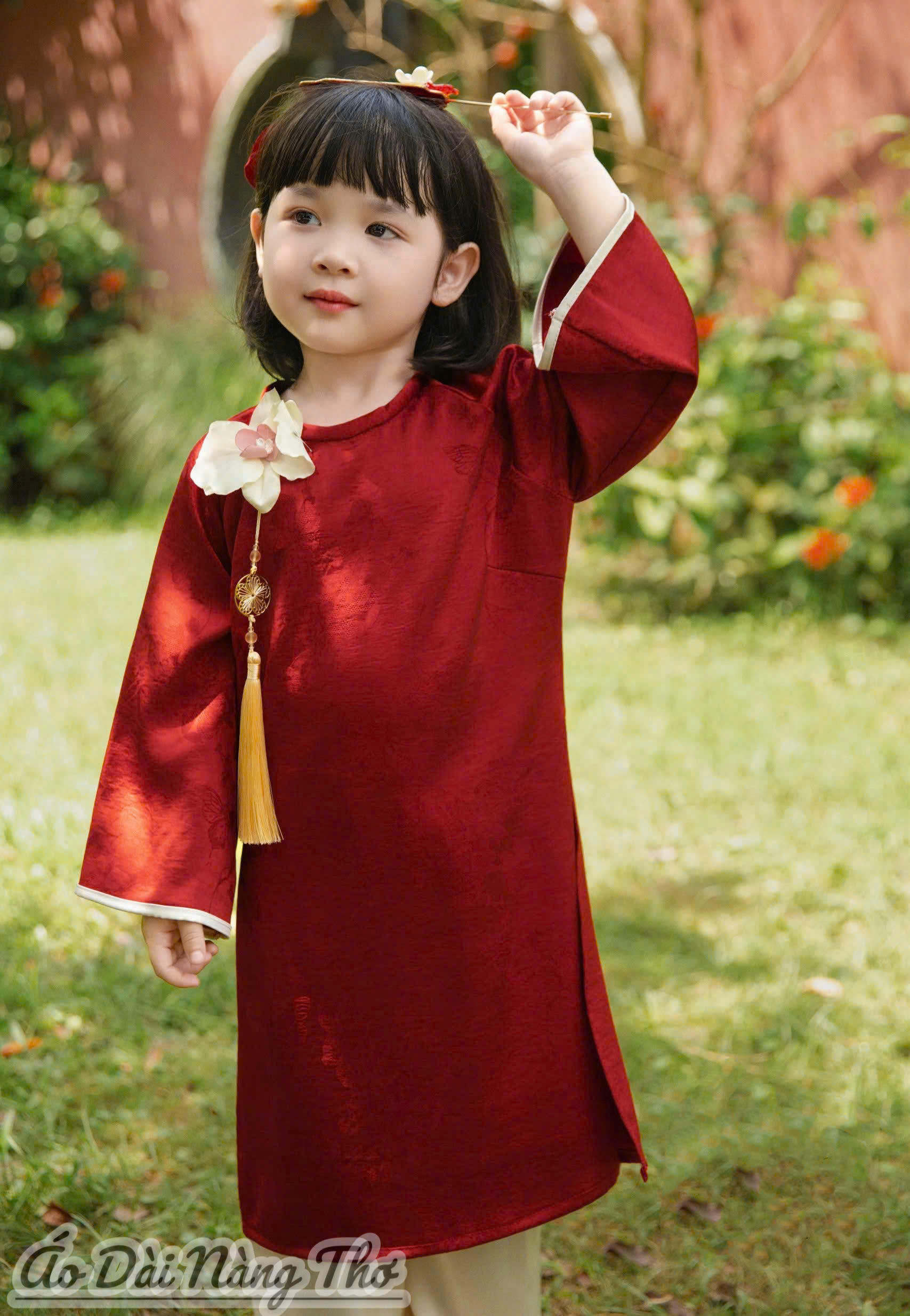 Áo Dài Bé Gái Gấm Đỏ Đính Hoa