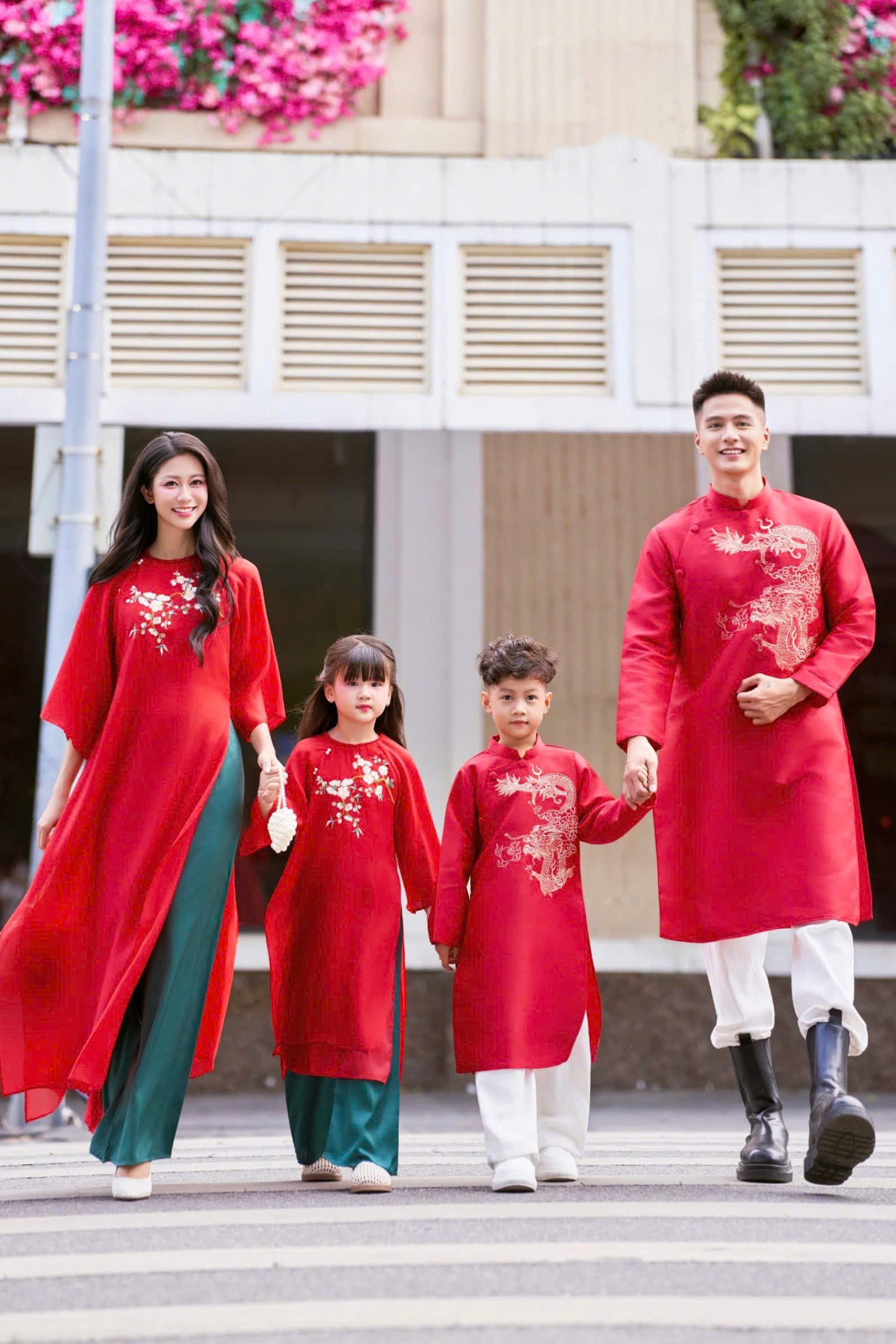 Áo Dài Cách Tân Gia Đình Voan/Tafta Đỏ Họa Tiết Thêu