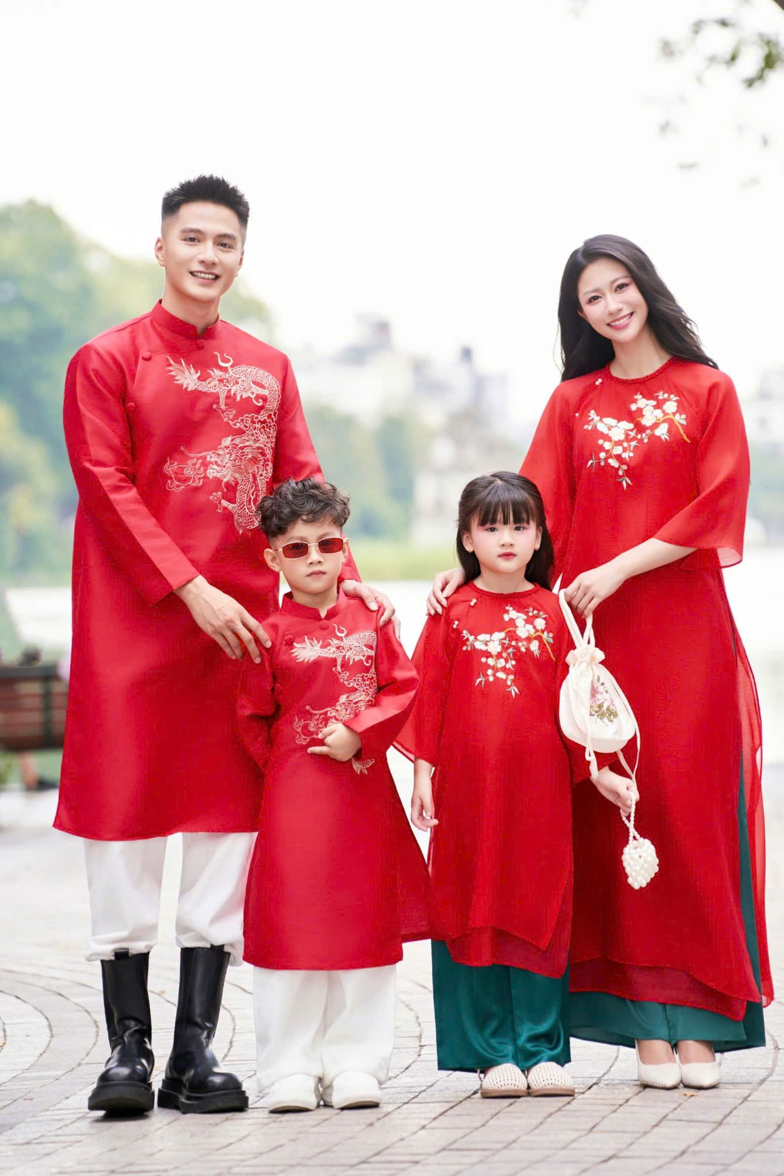 Áo Dài Cách Tân Gia Đình Voan/Tafta Đỏ Họa Tiết Thêu