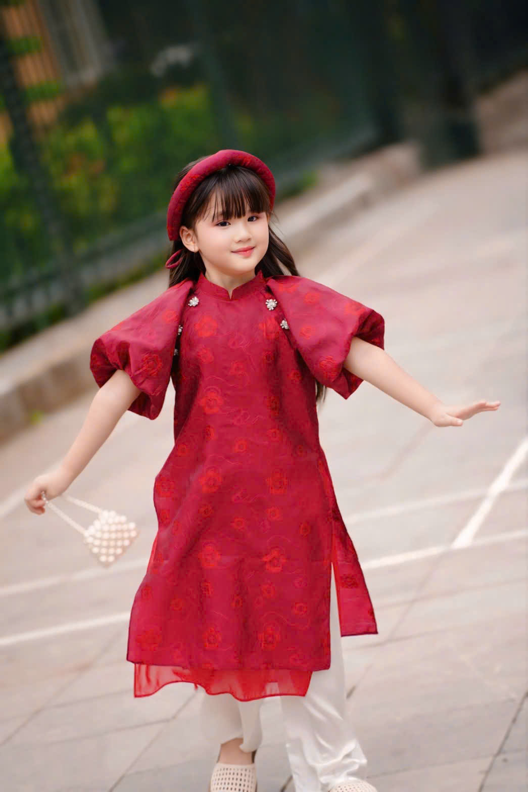 Áo Dài Bé Gái Gấm Xốp Đỏ Tay Phồng