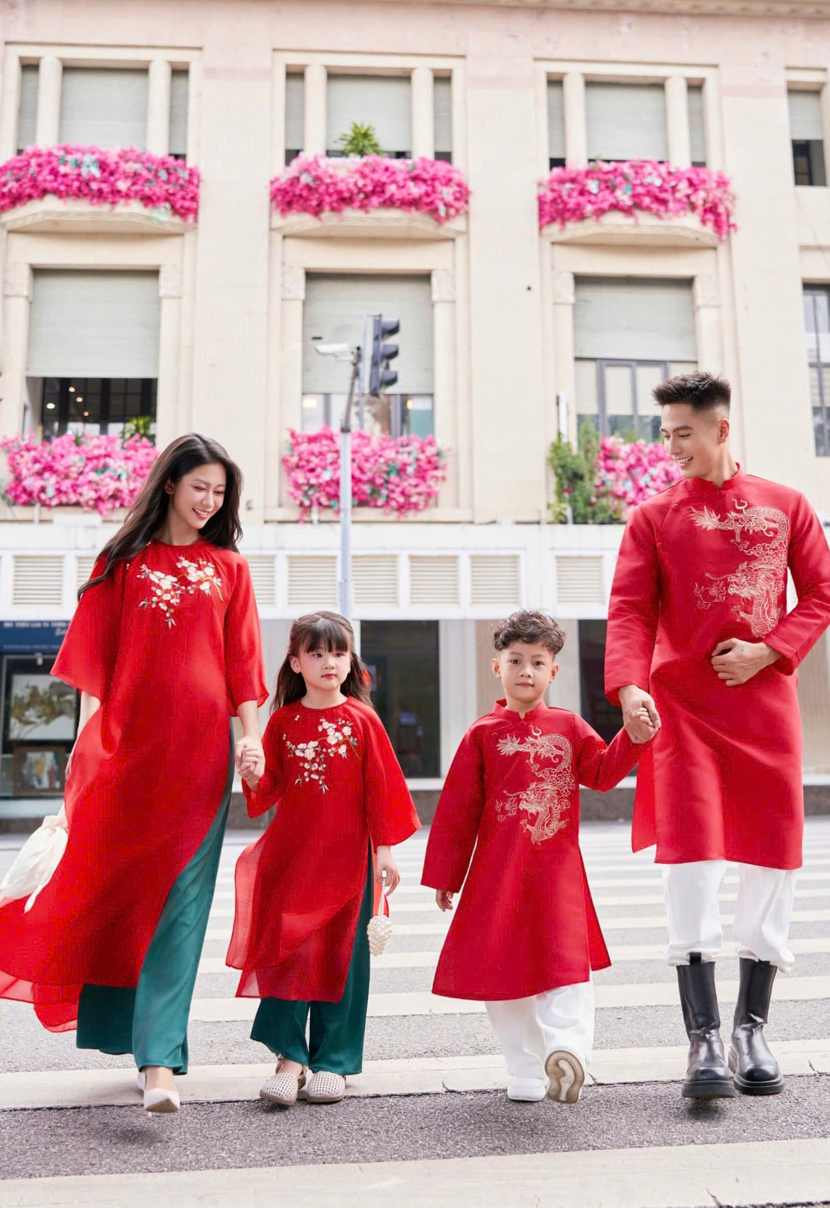 Áo Dài Cách Tân Gia Đình Voan/Tafta Đỏ Họa Tiết Thêu