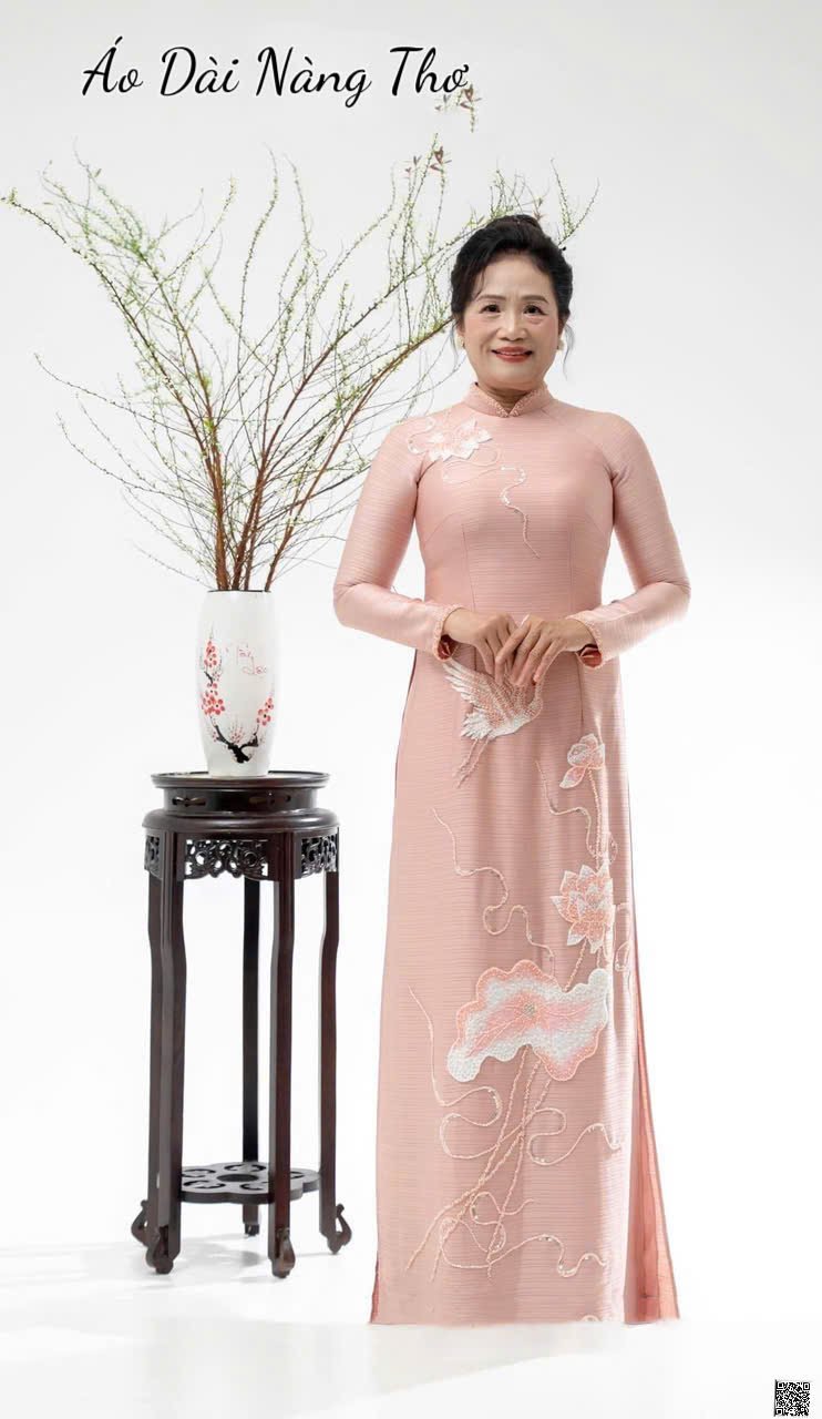 Áo Dài Bà Sui Lụa Hồng Kết Hợp Thêu Và Đính Họa Tiết Hoa Sen Sắc Xảo