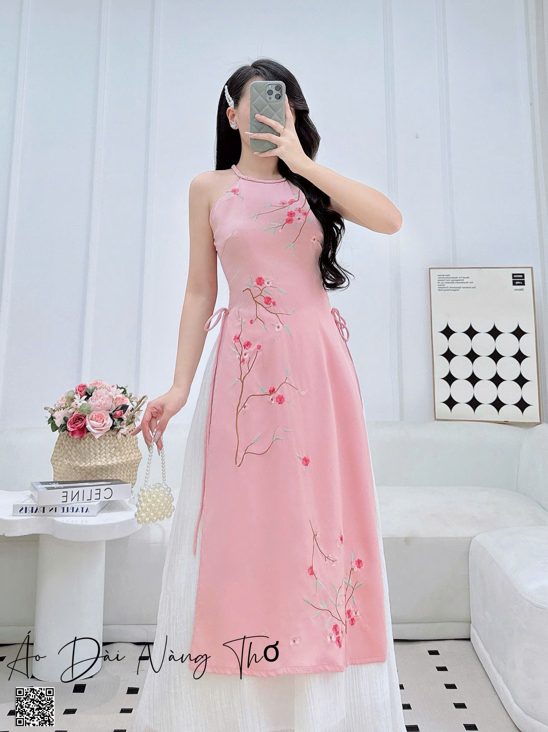 Áo Dài Cách Tân Lụa Hồng Cổ Yếm Họa Tiết Thêu Xinh Xắn