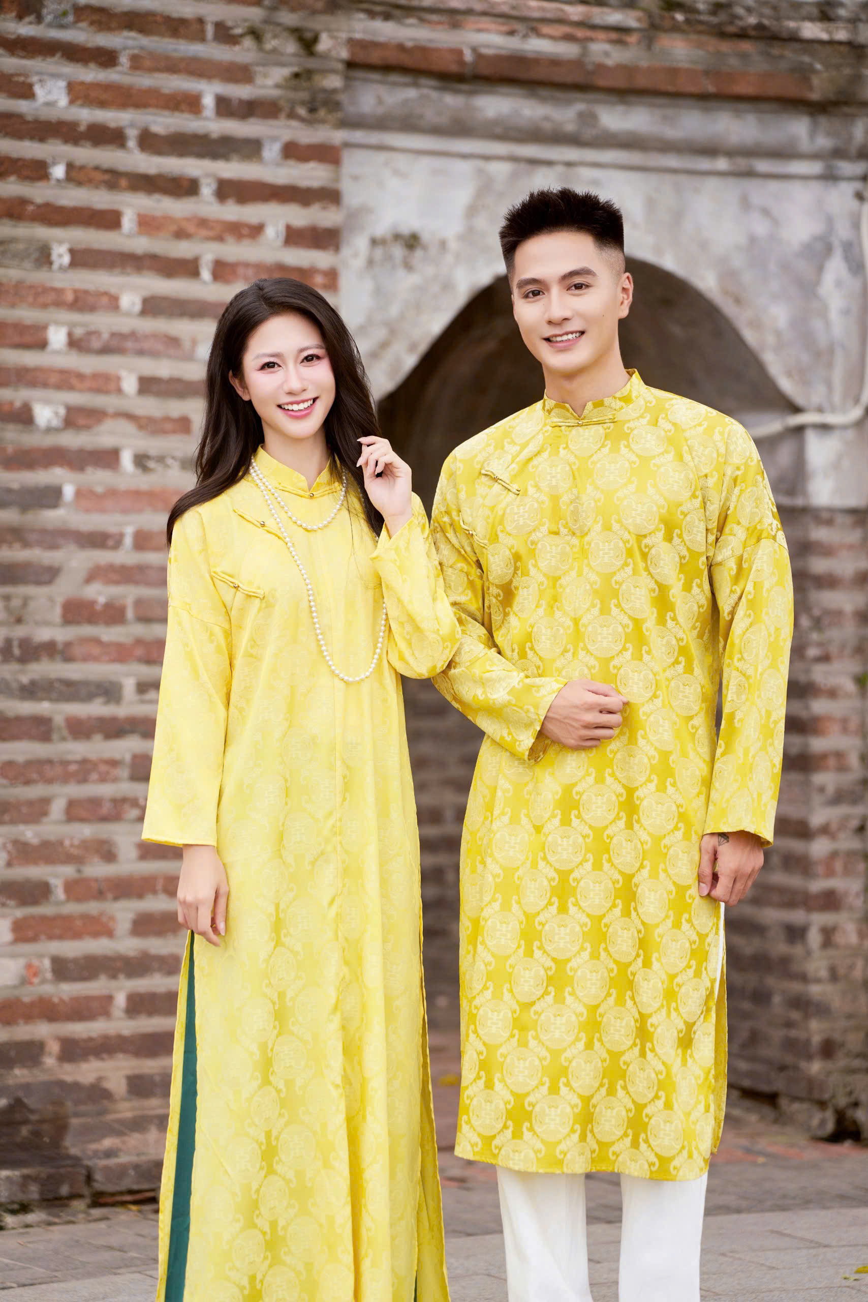 Áo Dài Cách Tân Gia Đình Gấm Vàng Họa Tiết Đồng Tiền