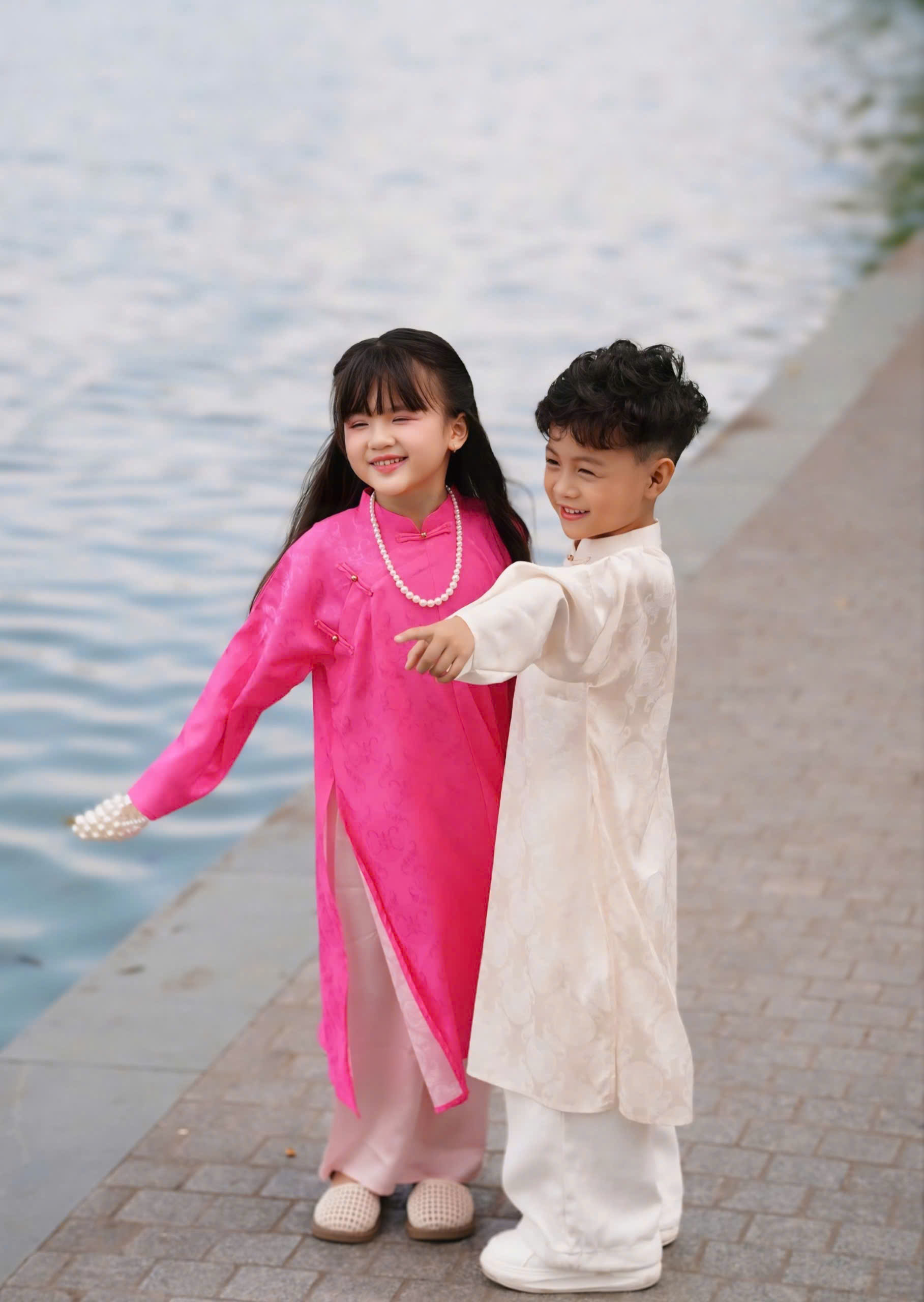 Áo Dài Bé Trai/Bé Gái Gấm Đồng Tiền Xinh Xắn