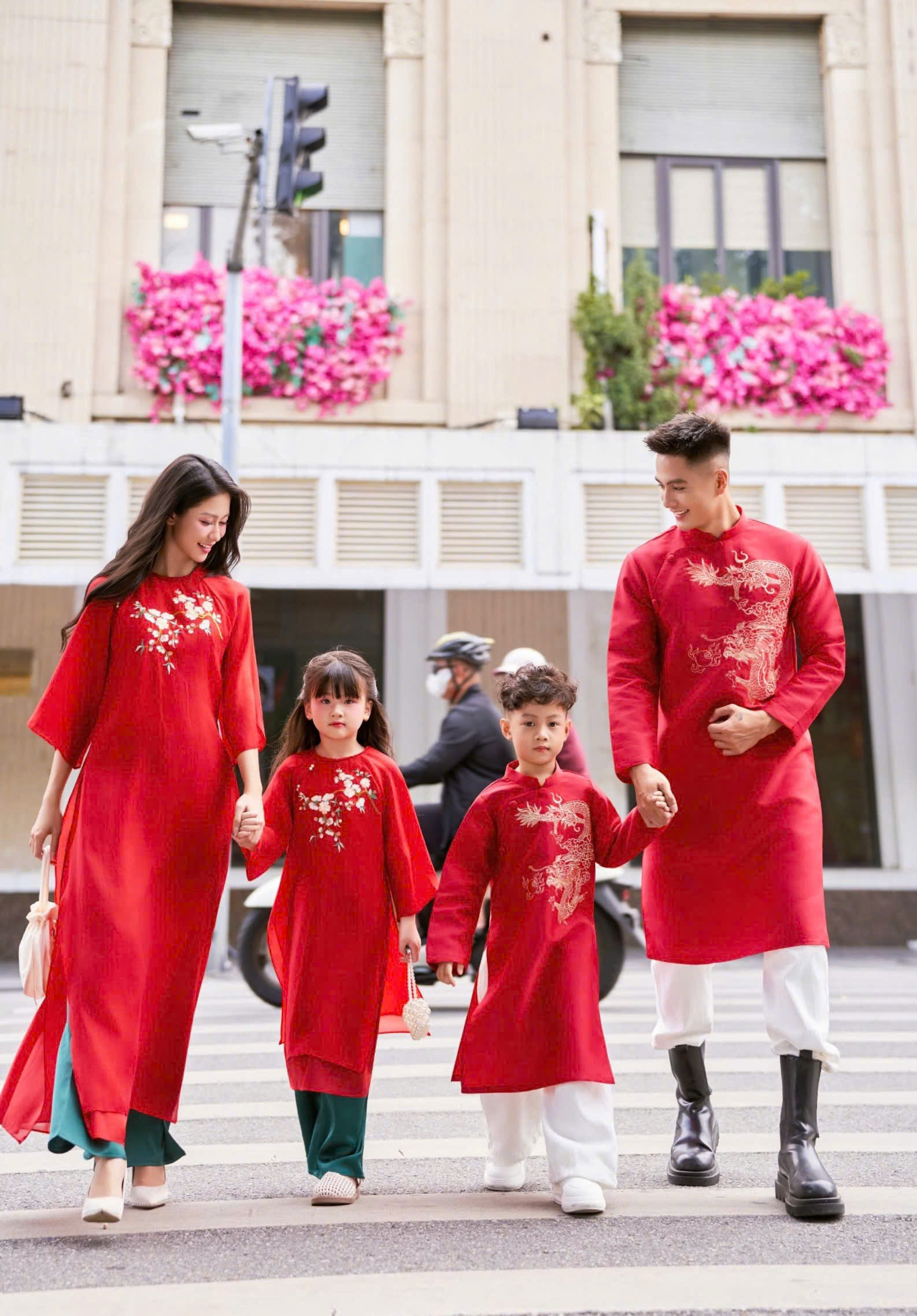 Áo Dài Cách Tân Gia Đình Voan/Tafta Đỏ Họa Tiết Thêu