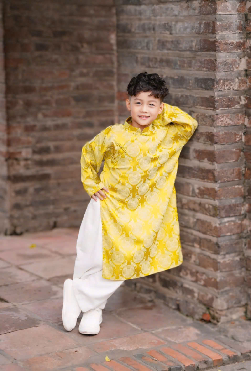 Áo Dài Bé Trai Gấm Vàng Đính Nút Tàu