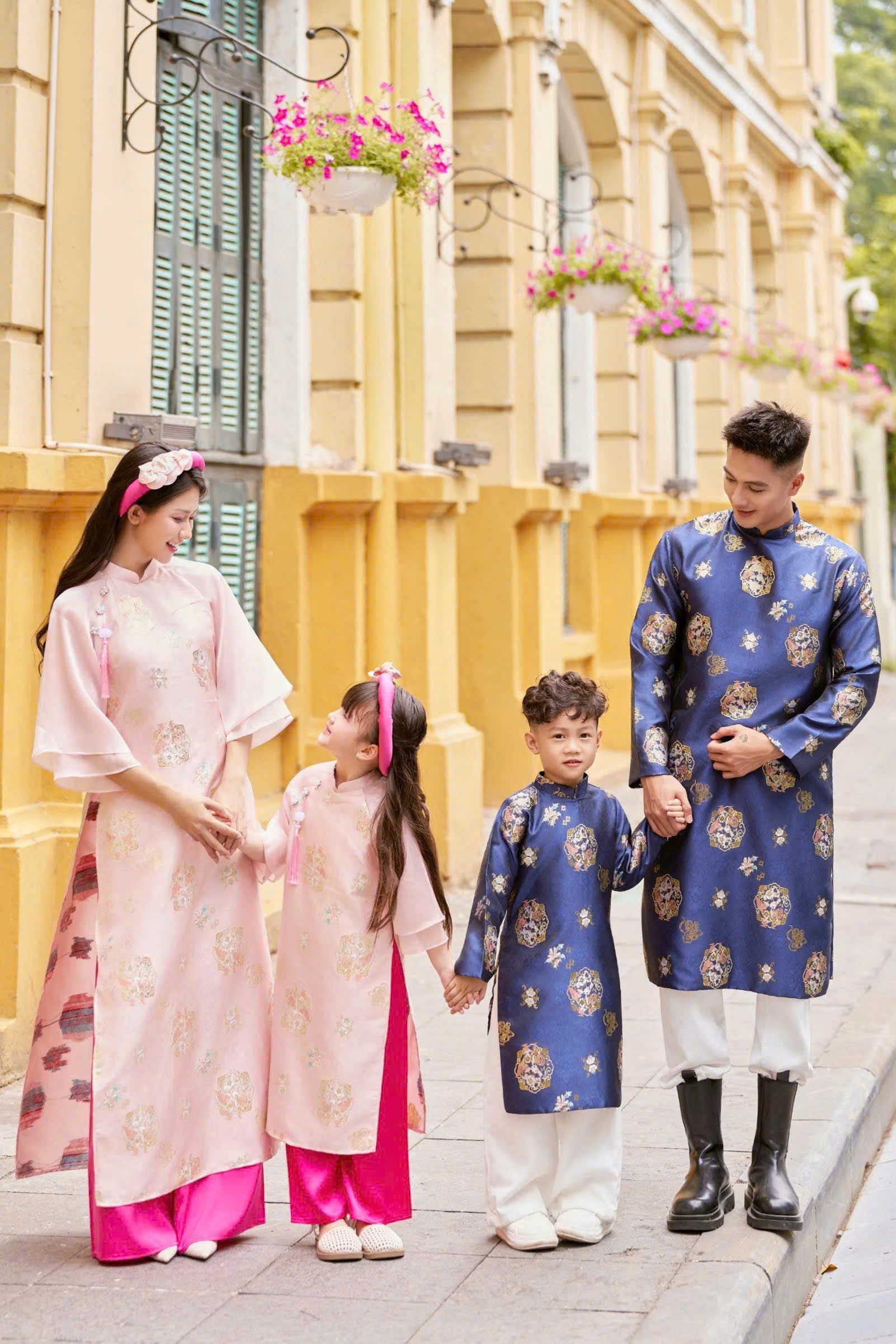 Áo Dài Cách Tân Gia Đình Hồng Phối Xanh Họa Tiết Đồng Tiền