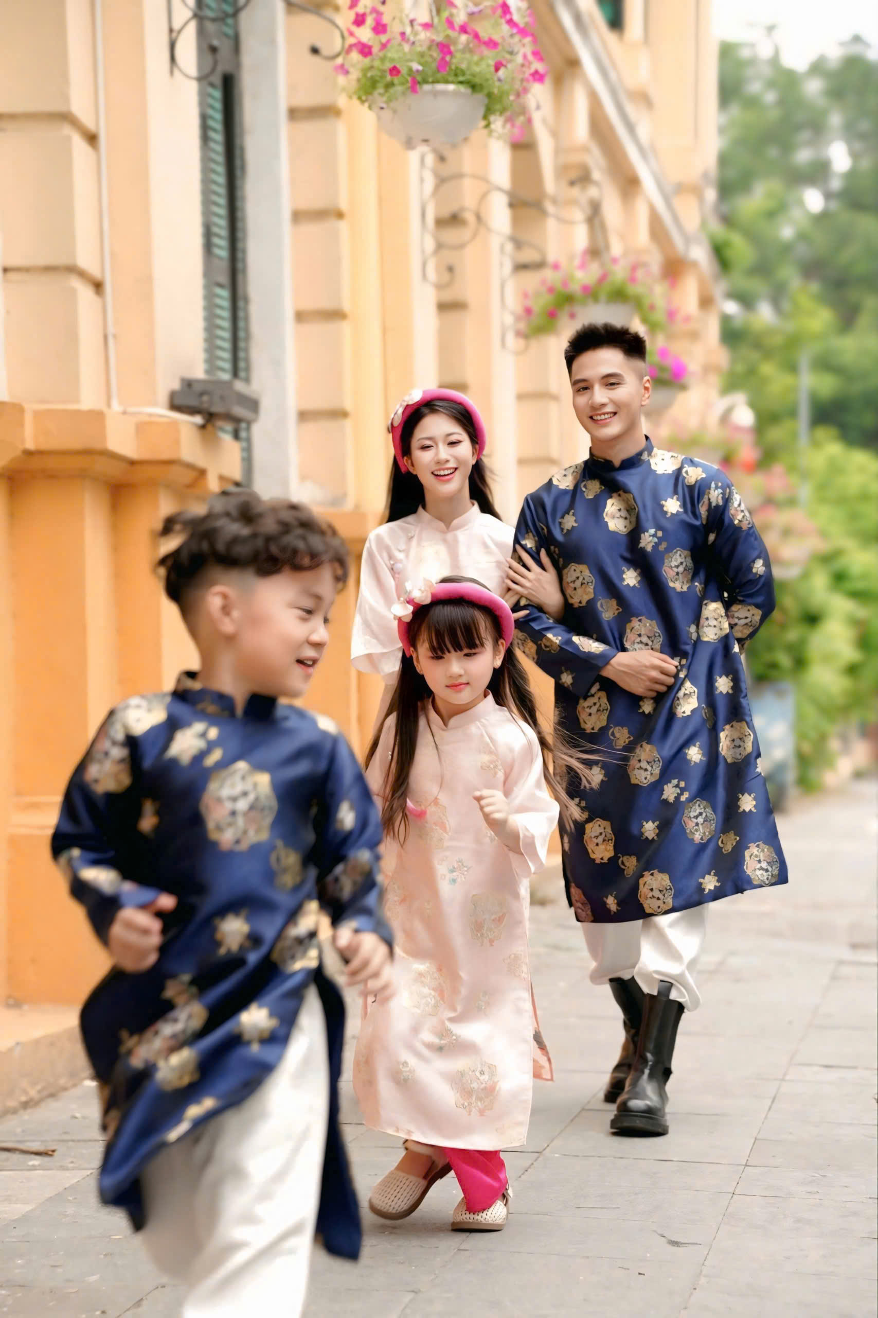 Áo Dài Cách Tân Gia Đình Hồng Phối Xanh Họa Tiết Đồng Tiền