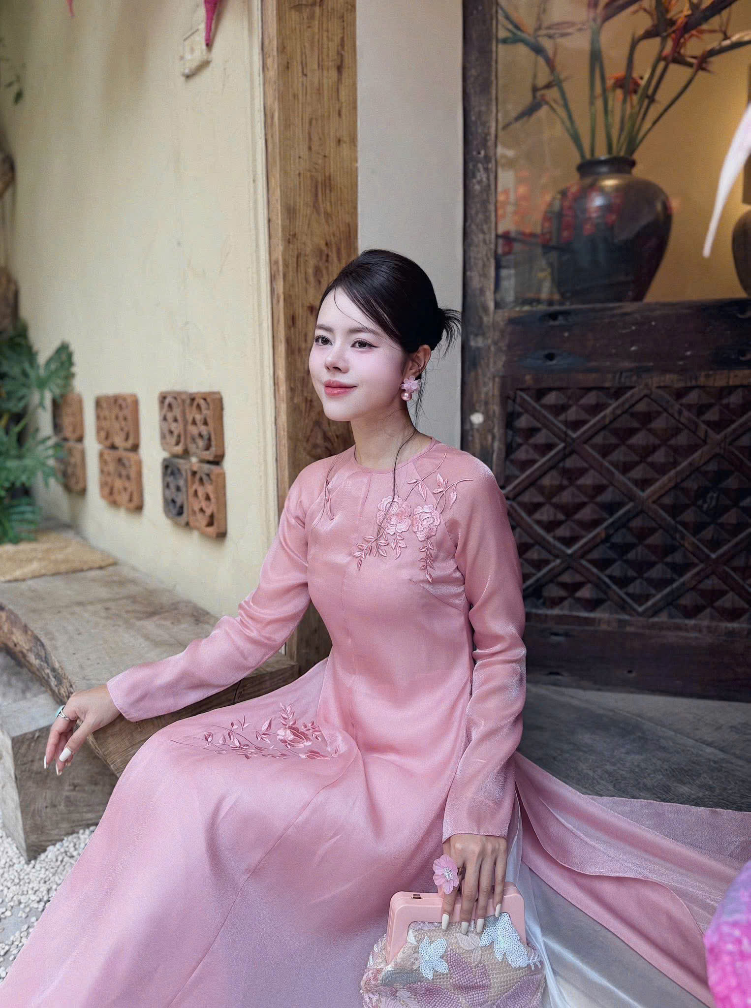 Áo Dài Cách Tân Lụa Hồng Họa Tiết Thêu Cổ Tròn