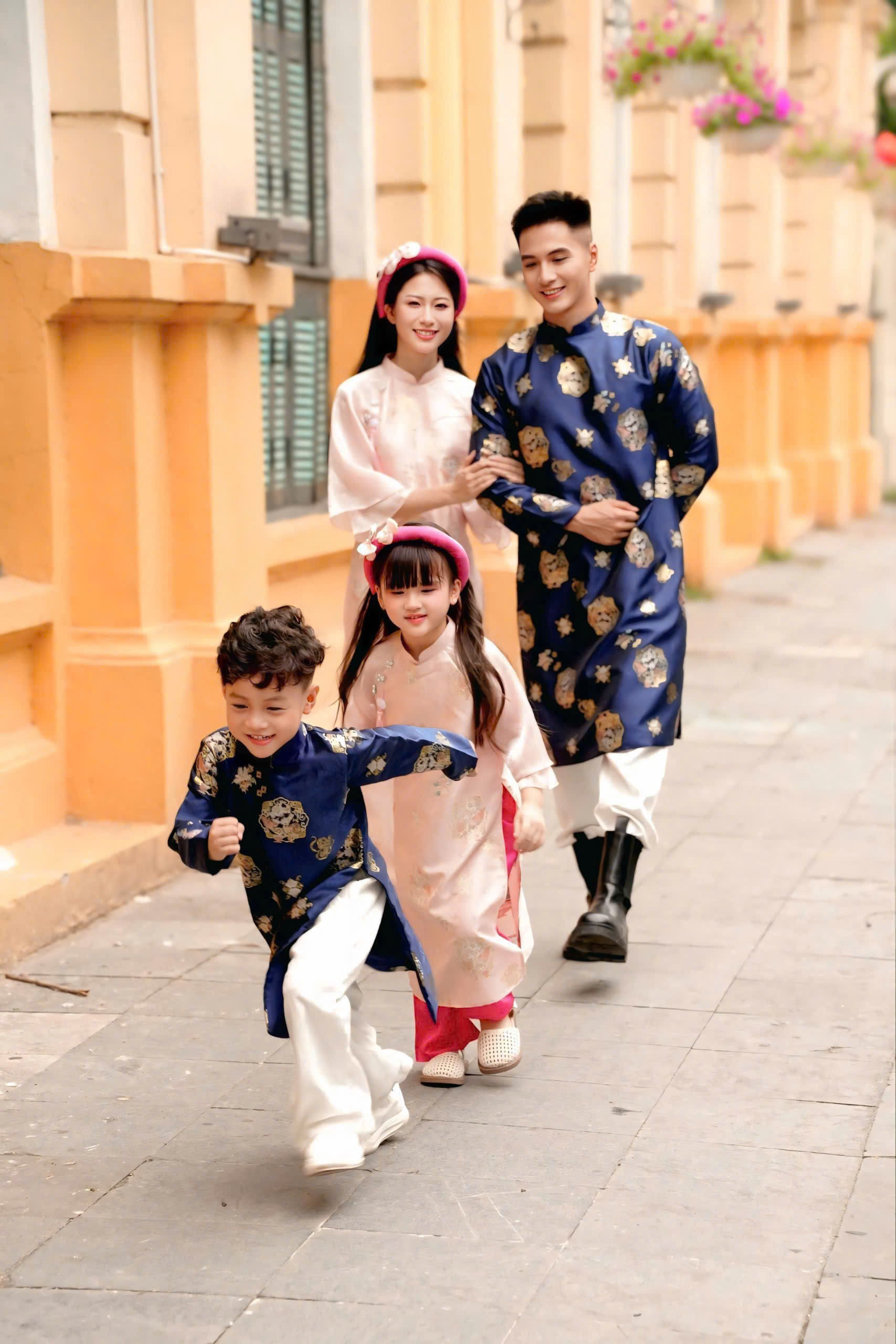 Áo Dài Cách Tân Gia Đình Hồng Phối Xanh Họa Tiết Đồng Tiền