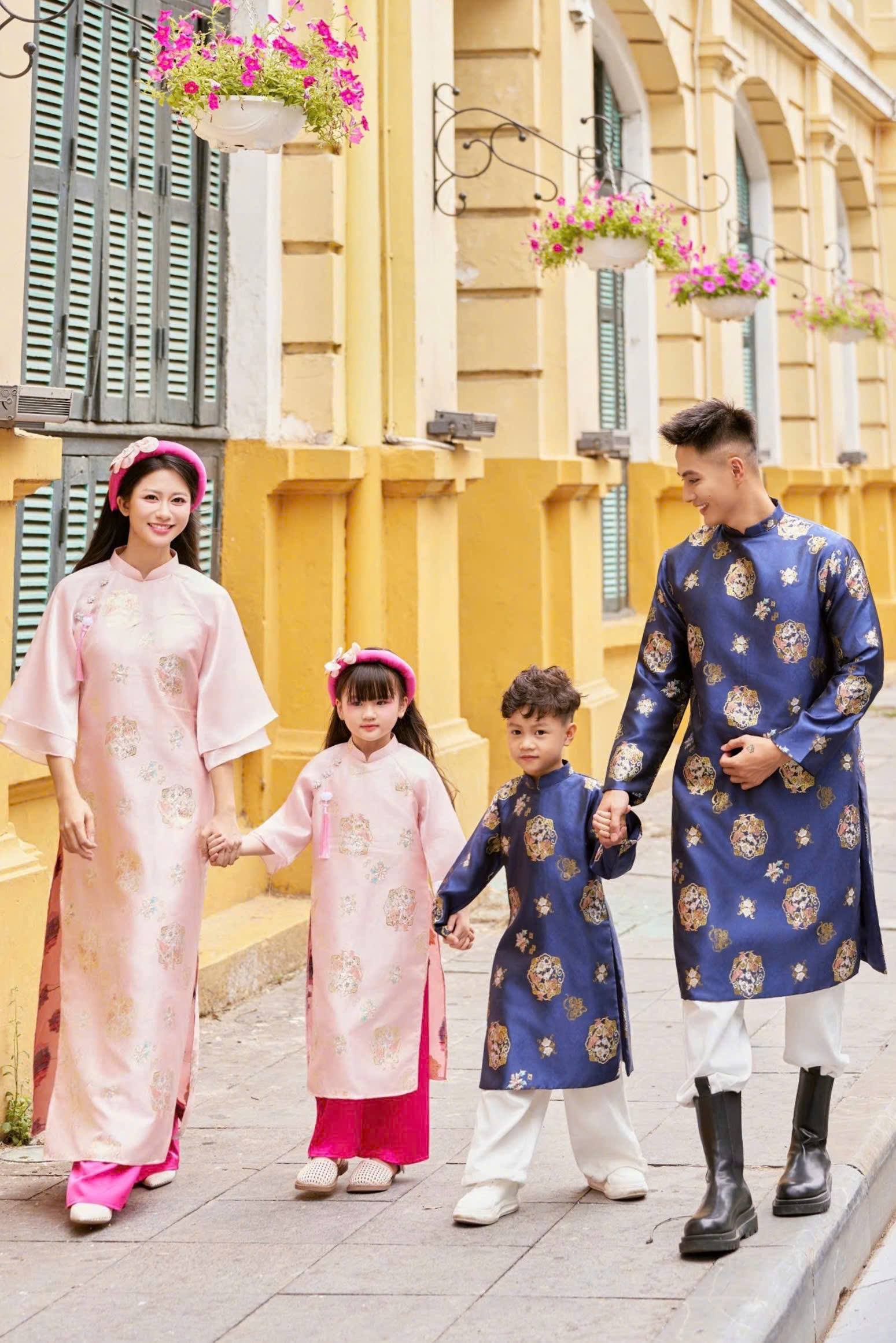 Áo Dài Cách Tân Gia Đình Hồng Phối Xanh Họa Tiết Đồng Tiền
