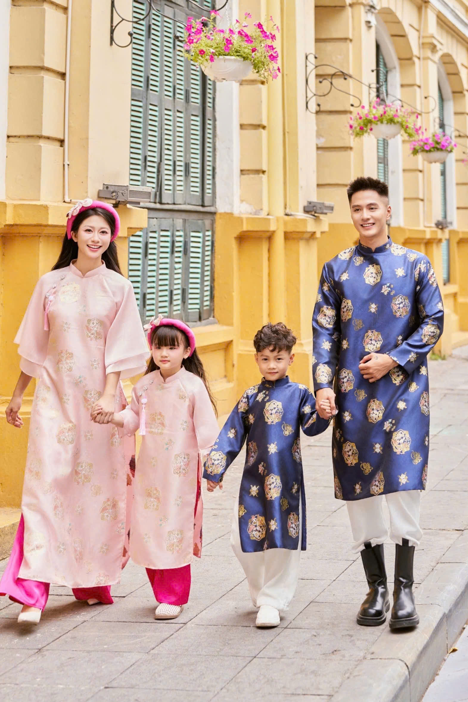 Áo Dài Cách Tân Gia Đình Hồng Phối Xanh Họa Tiết Đồng Tiền