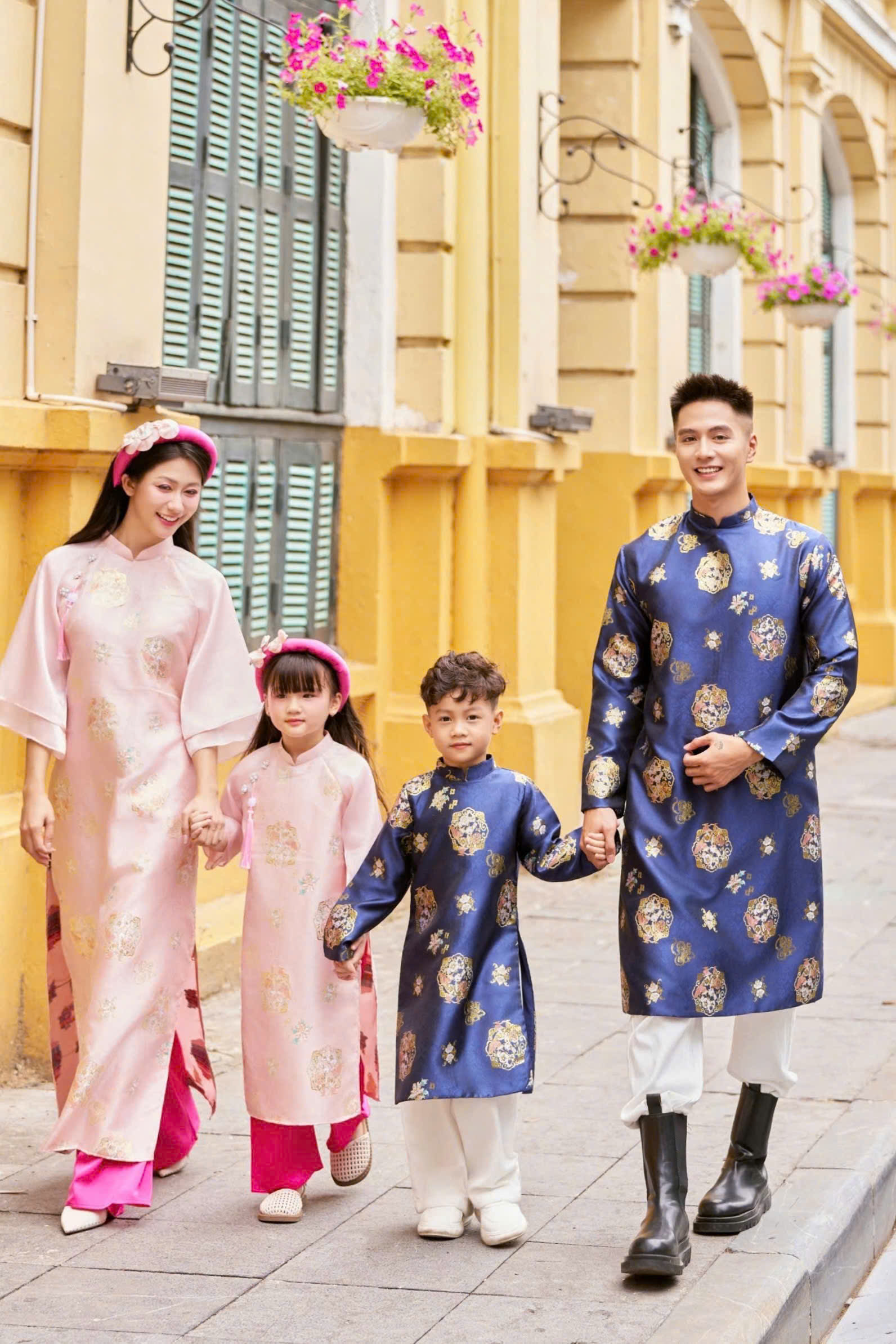 Áo Dài Cách Tân Gia Đình Hồng Phối Xanh Họa Tiết Đồng Tiền