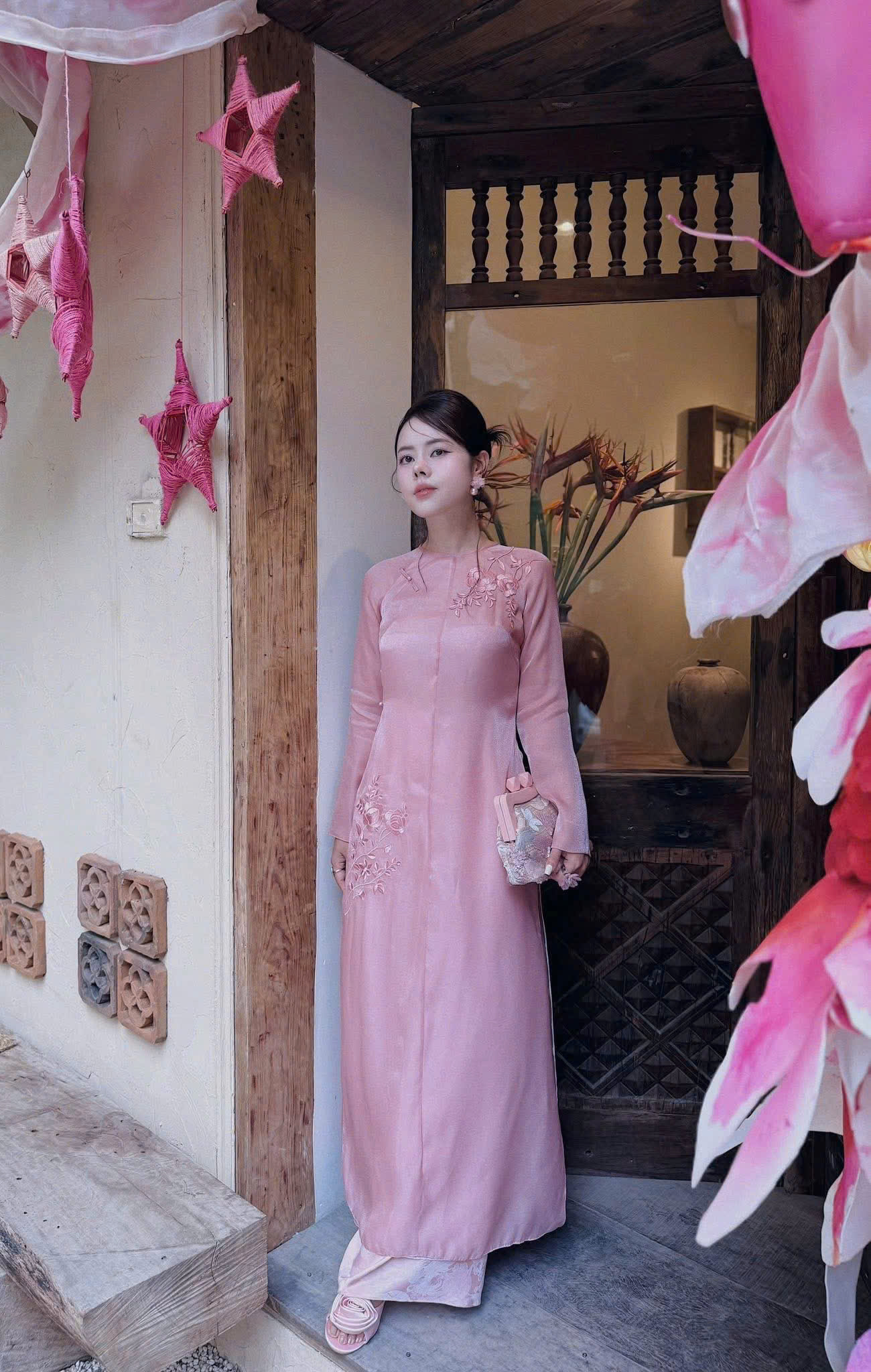 Áo Dài Cách Tân Lụa Hồng Họa Tiết Thêu Cổ Tròn