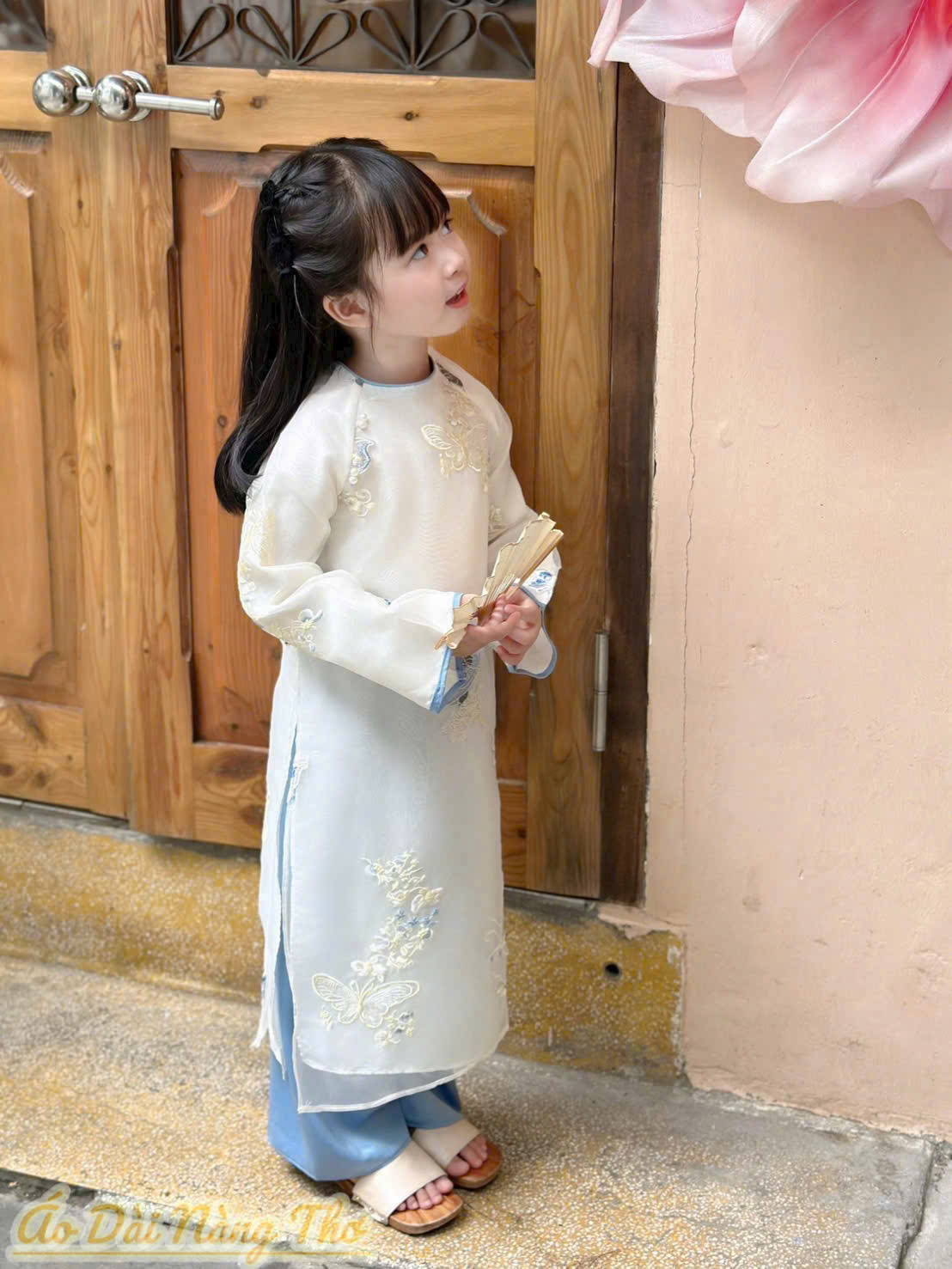 Áo Dài Bé Gái Voan Trắng Cổ Tròn Họa Tiết Thêu