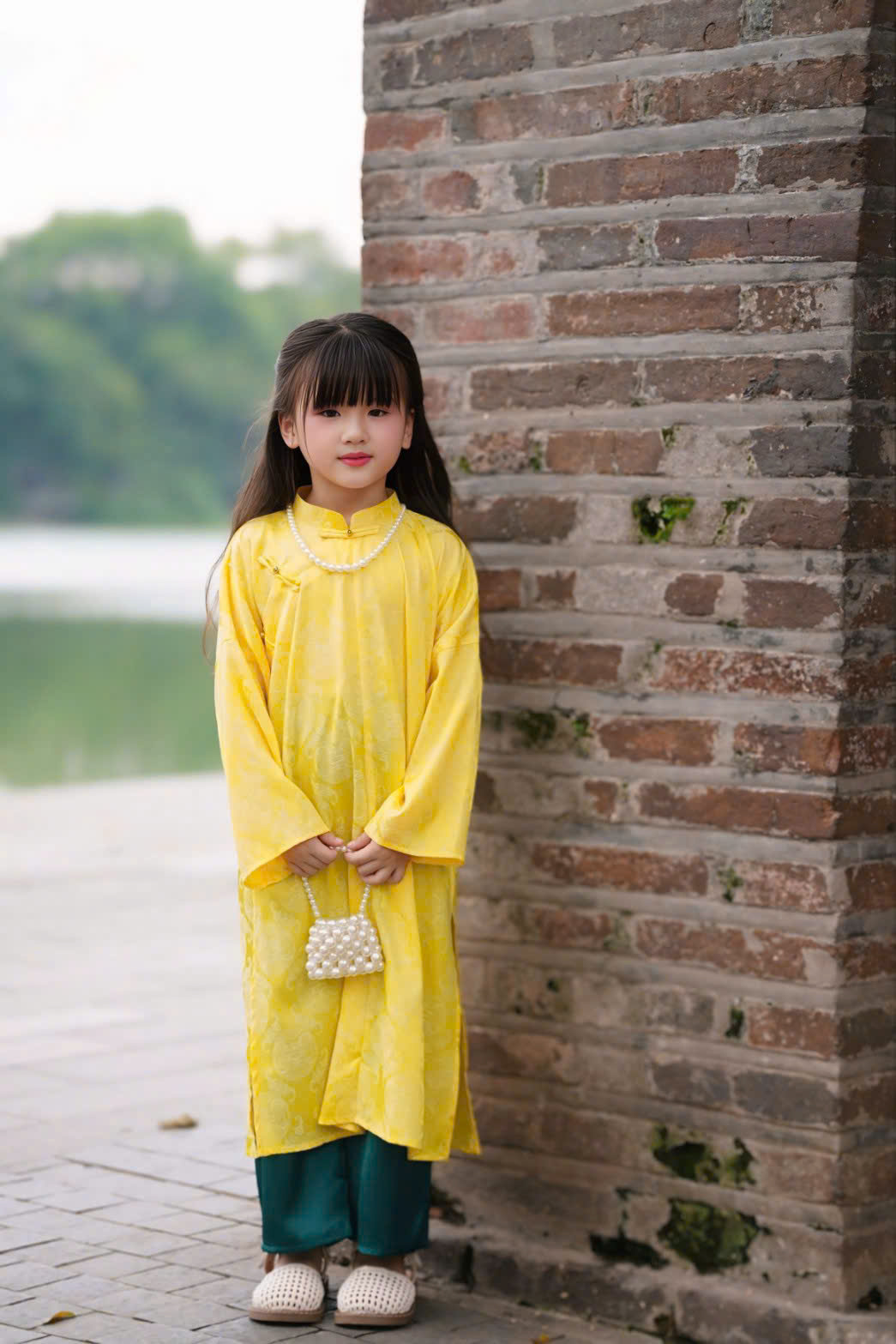 Áo Dài Bé Gái Lụa Gấm Vàng Đáng Yêu