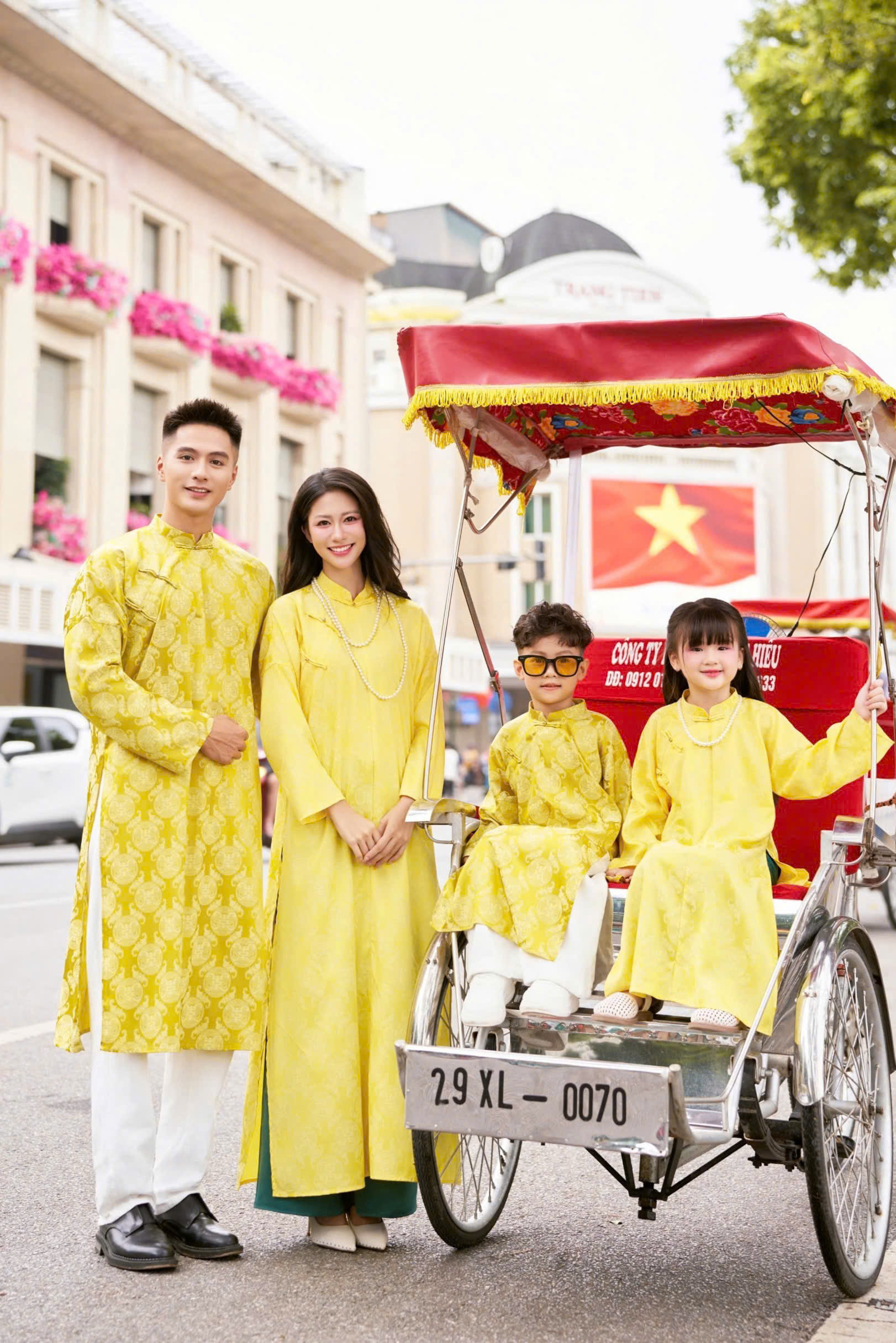 Áo Dài Cách Tân Gia Đình Gấm Vàng Họa Tiết Đồng Tiền