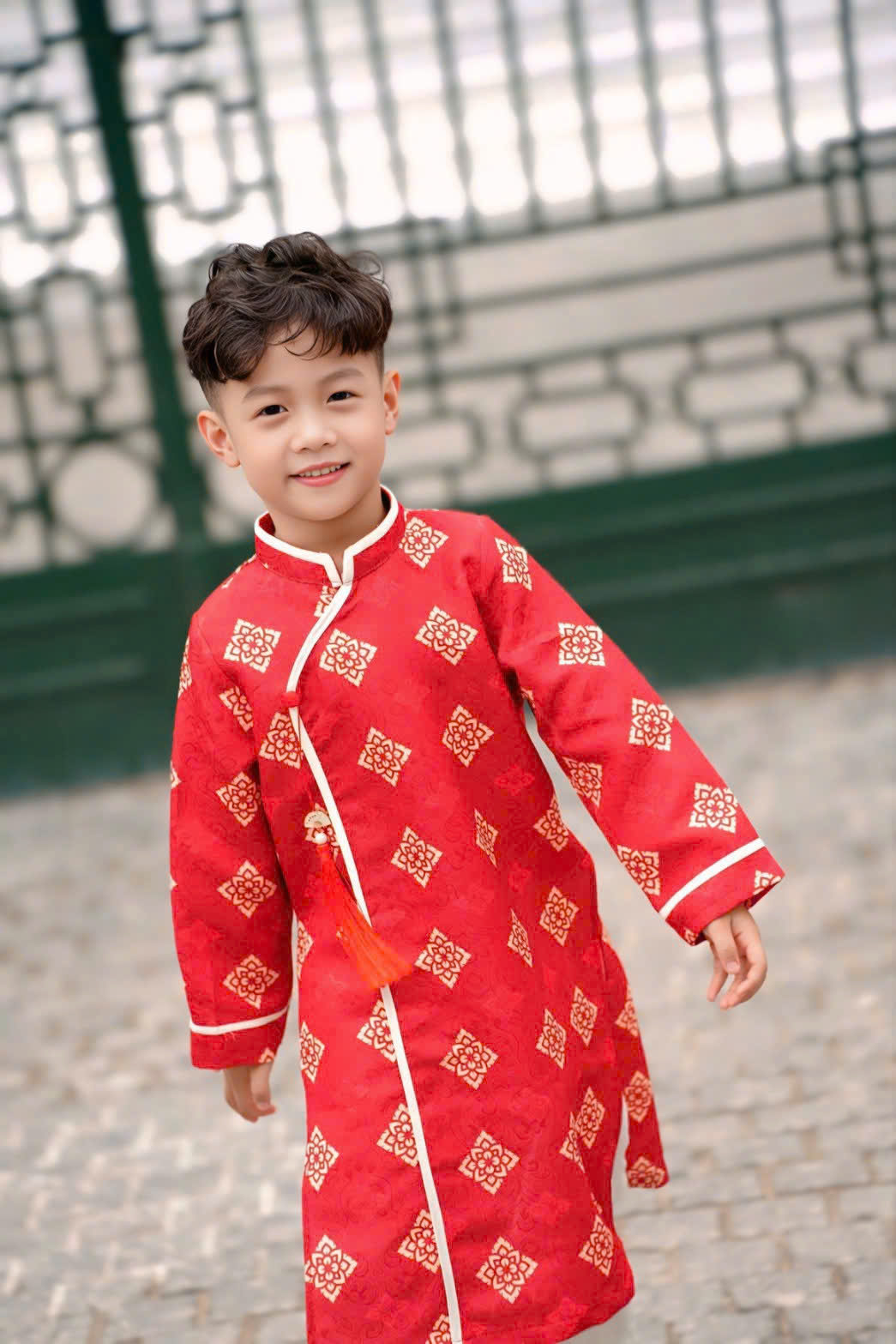 Áo Dài Bé Trai Gấm Đỏ Họa Tiết Chìm