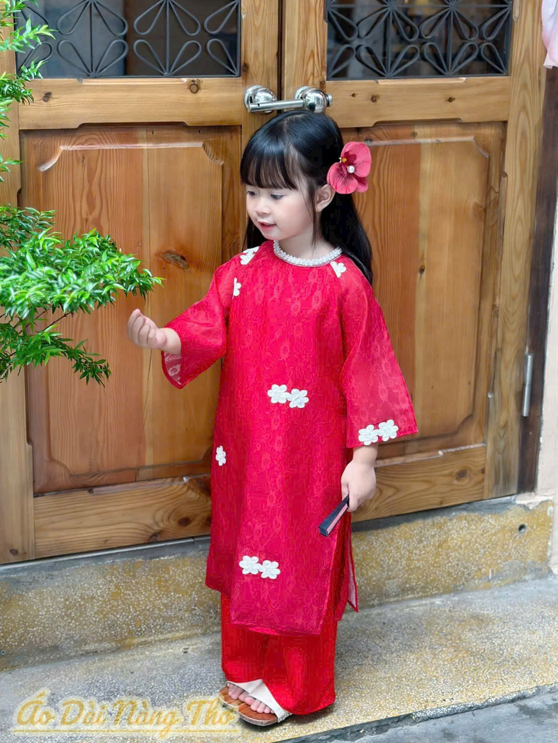 Áo Dài Bé Gái Gấm Đỏ Hoa Đáng Yêu