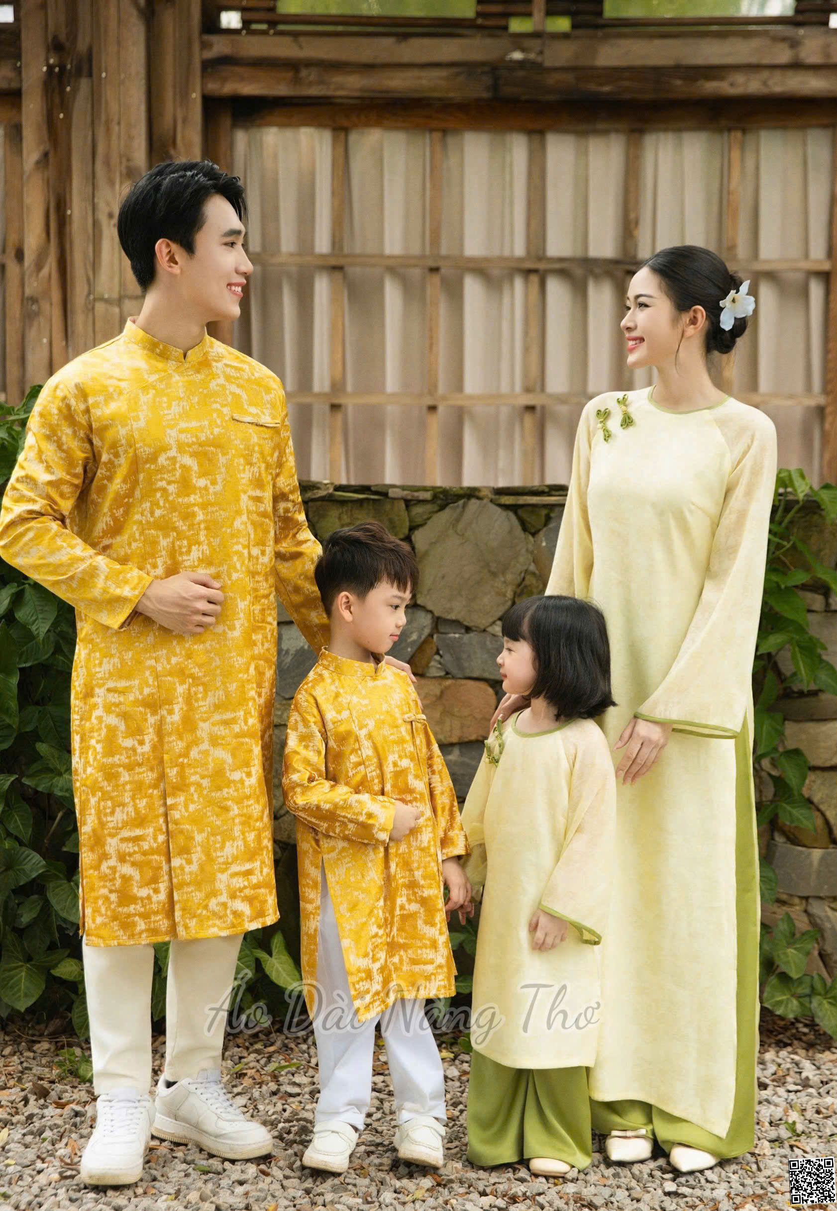 Áo Dài Cách Tân Gia Đình Gấm Vàng Đính Nút Tàu