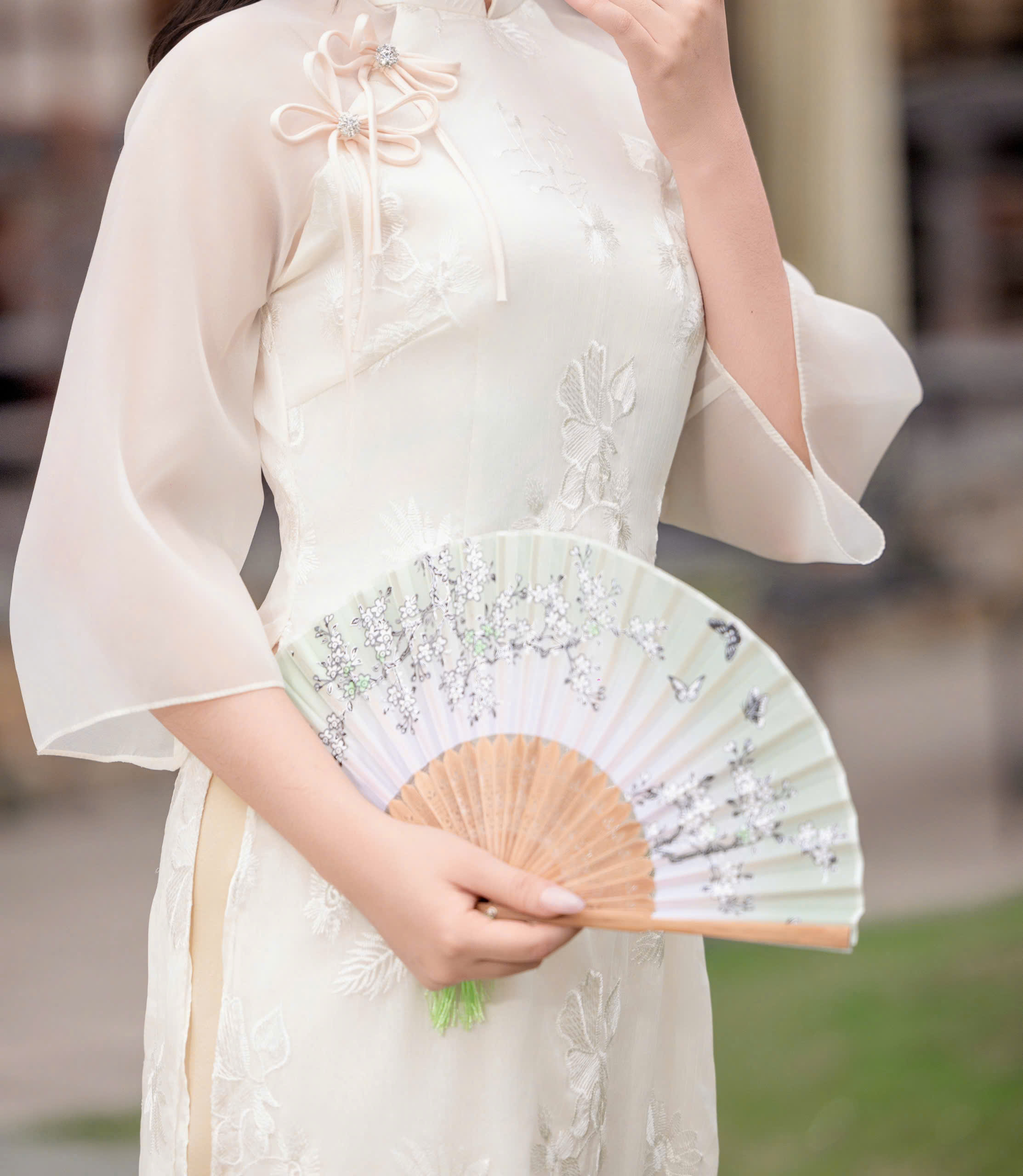 Áo Dài Cách Tân Lụa Kem Đính Nơ Siêu Xinh